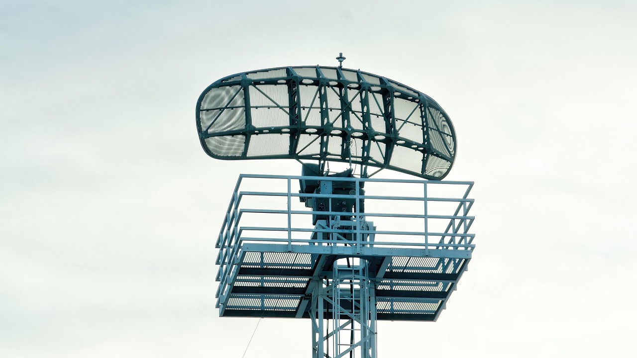 Radar wojskowy monitorujący przestrzeń powietrzną, kluczowy dla wykrywania dronów.