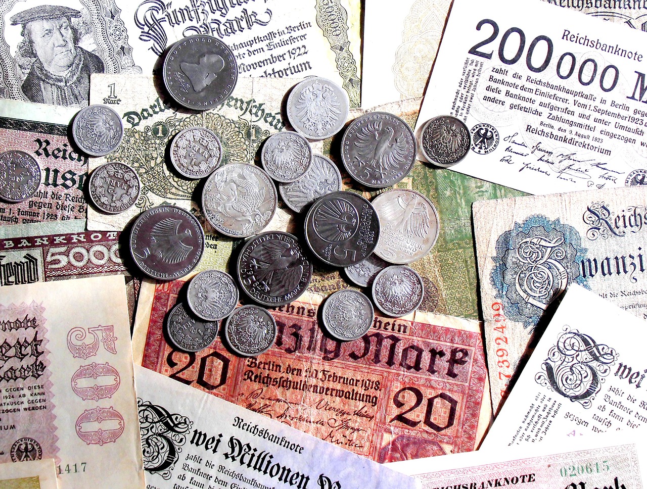 Monety i banknoty z Republiki Weimarskiej, symbolizujące kryzys gospodarczy i inflację.