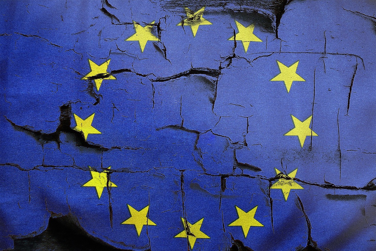 Zniszczona flaga Unii Europejskiej symbolizująca konsekwencje brexitu