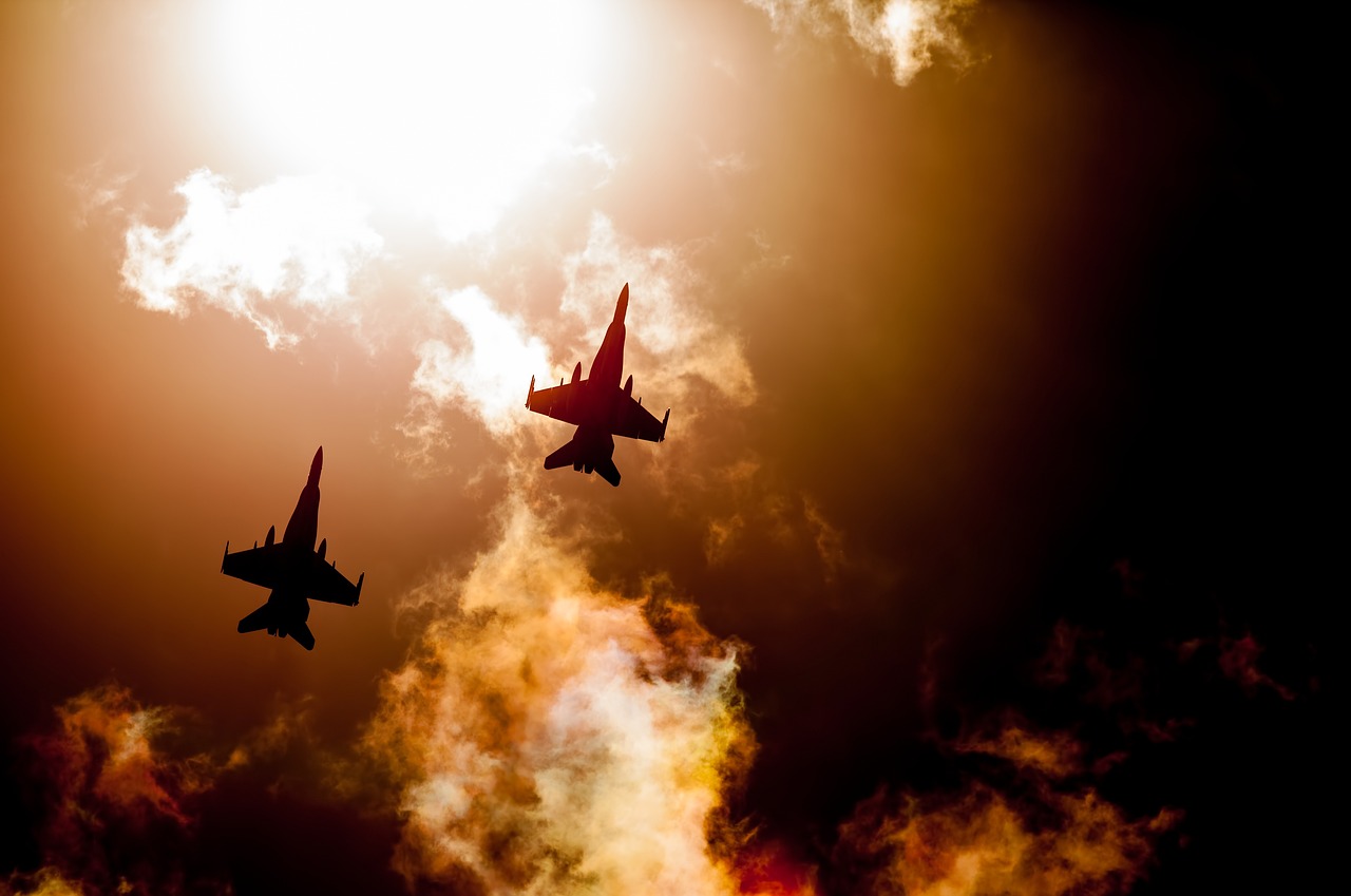 Dwa brytyjskie myśliwce Eurofighter Typhoon patrolują polskie niebo, symbolizując wzmocnienie wschodniej flanki NATO.