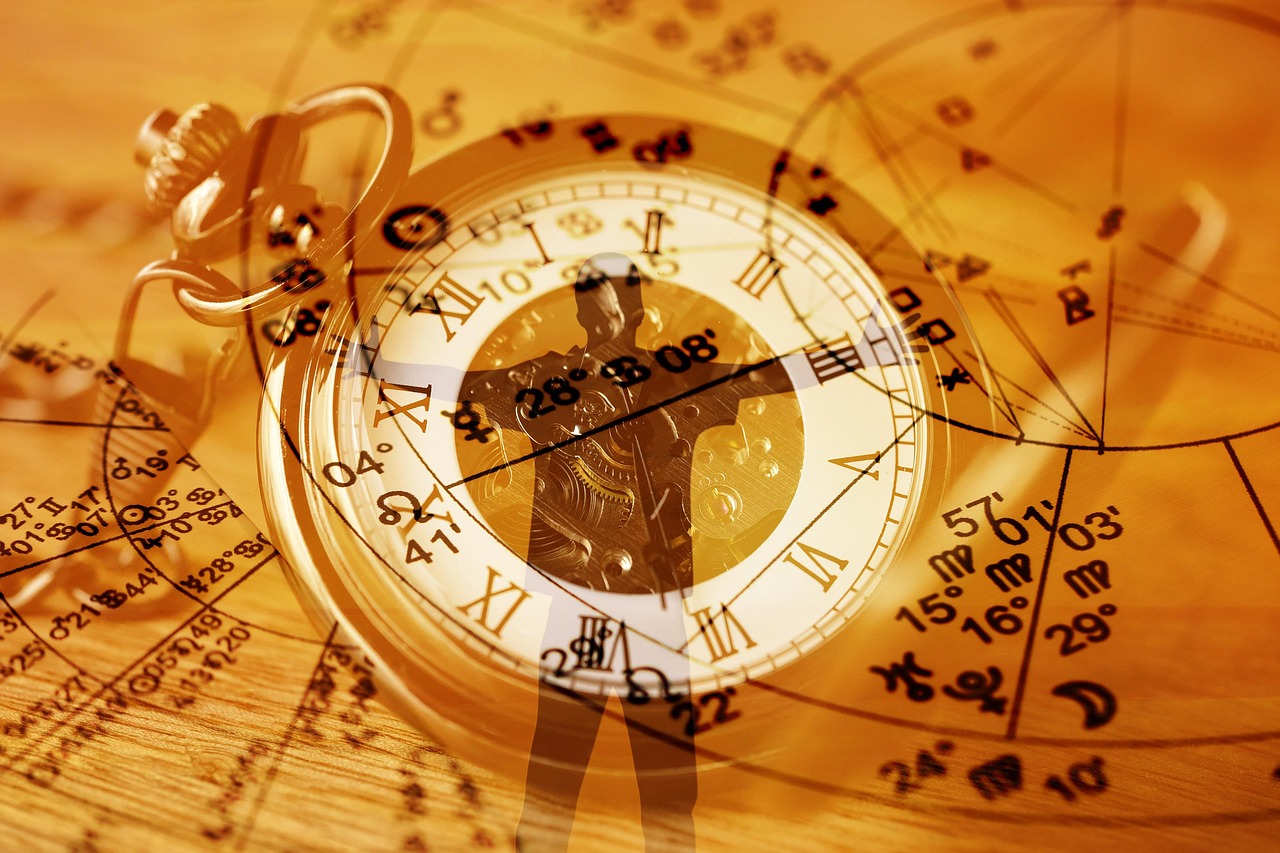Zegarek kieszonkowy na tle wykresu astrologicznego, symbolizujący codzienny horoskop.