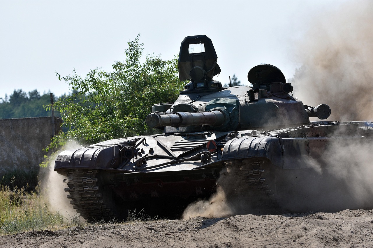 Czołg podczas manewrów Zapad-2025, demonstrujący siłę militarną Rosji i Białorusi.