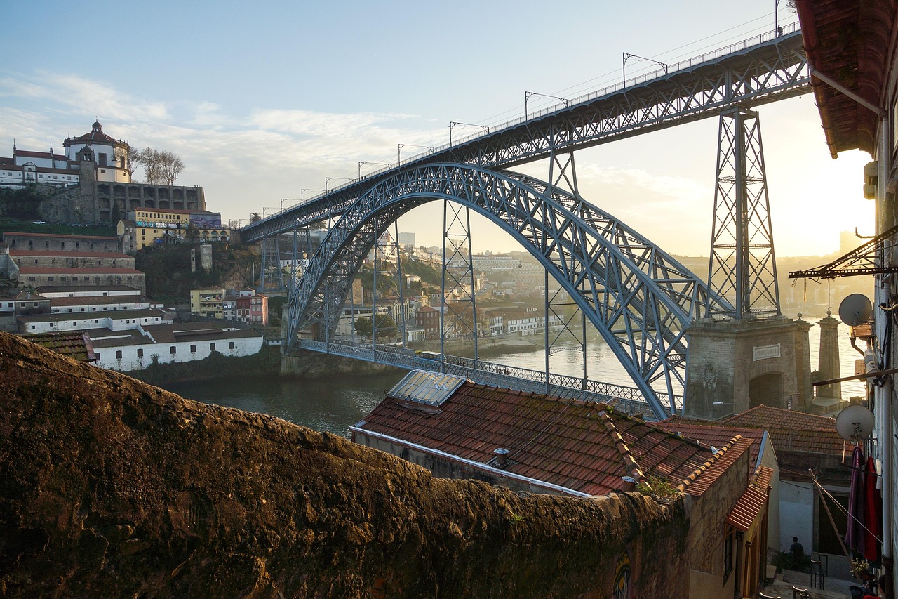 Most Ponte Dom Luís I w Porto, symbol Portugalii, w kontekście wzmocnienia wschodniej flanki NATO.