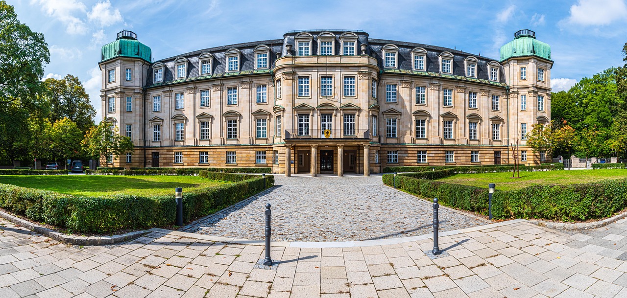 Sąd - reprezentacyjny budynek instytucji wymiaru sprawiedliwości, gdzie minister Waldemar wprowadza zmiany.