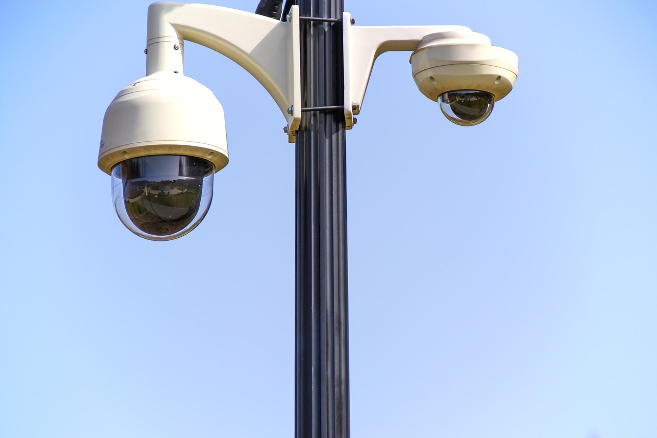 Kamery monitoringu na słupie, symbolizujące działania żandarmerii i bezpieczeństwo.