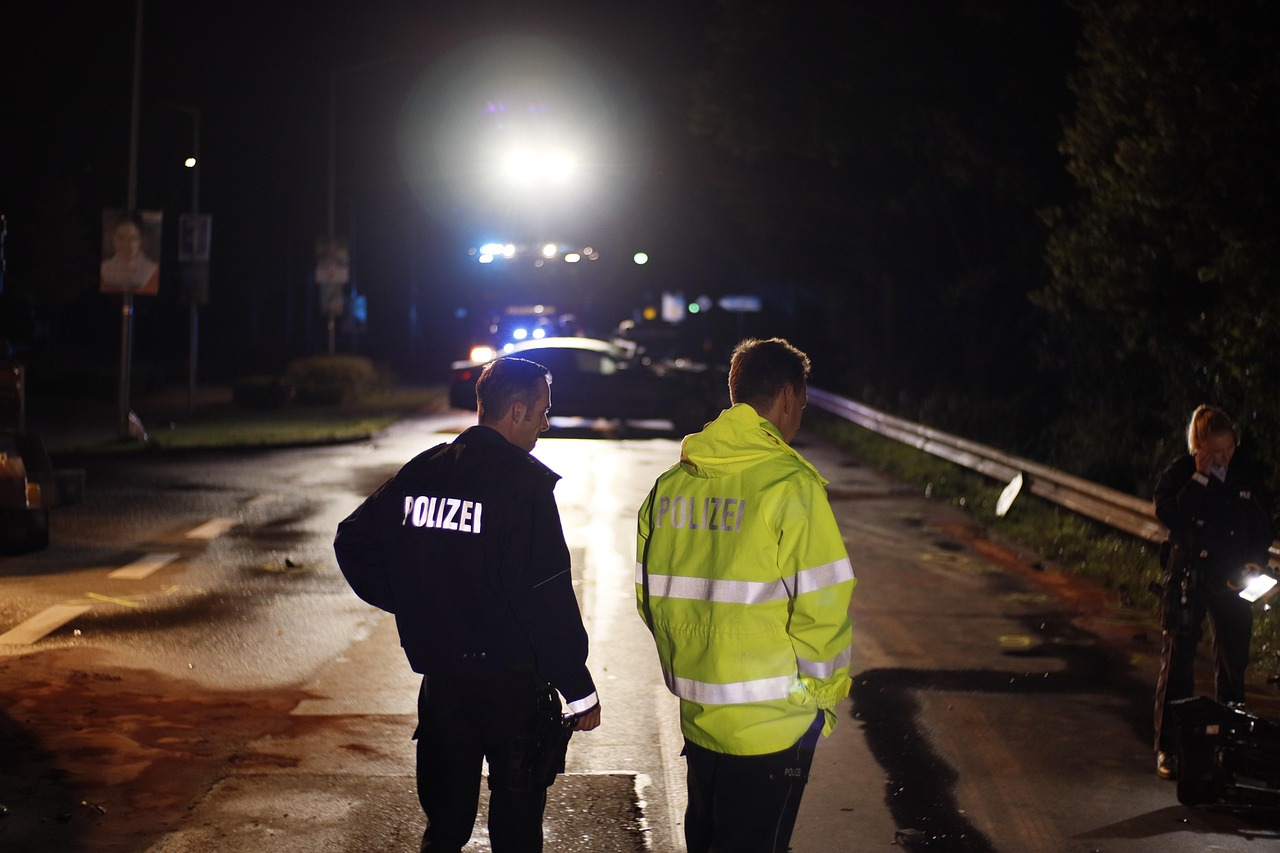 Policjanci badają miejsce wypadku drogowego w Dublinie, gdzie zginął rowerzysta.