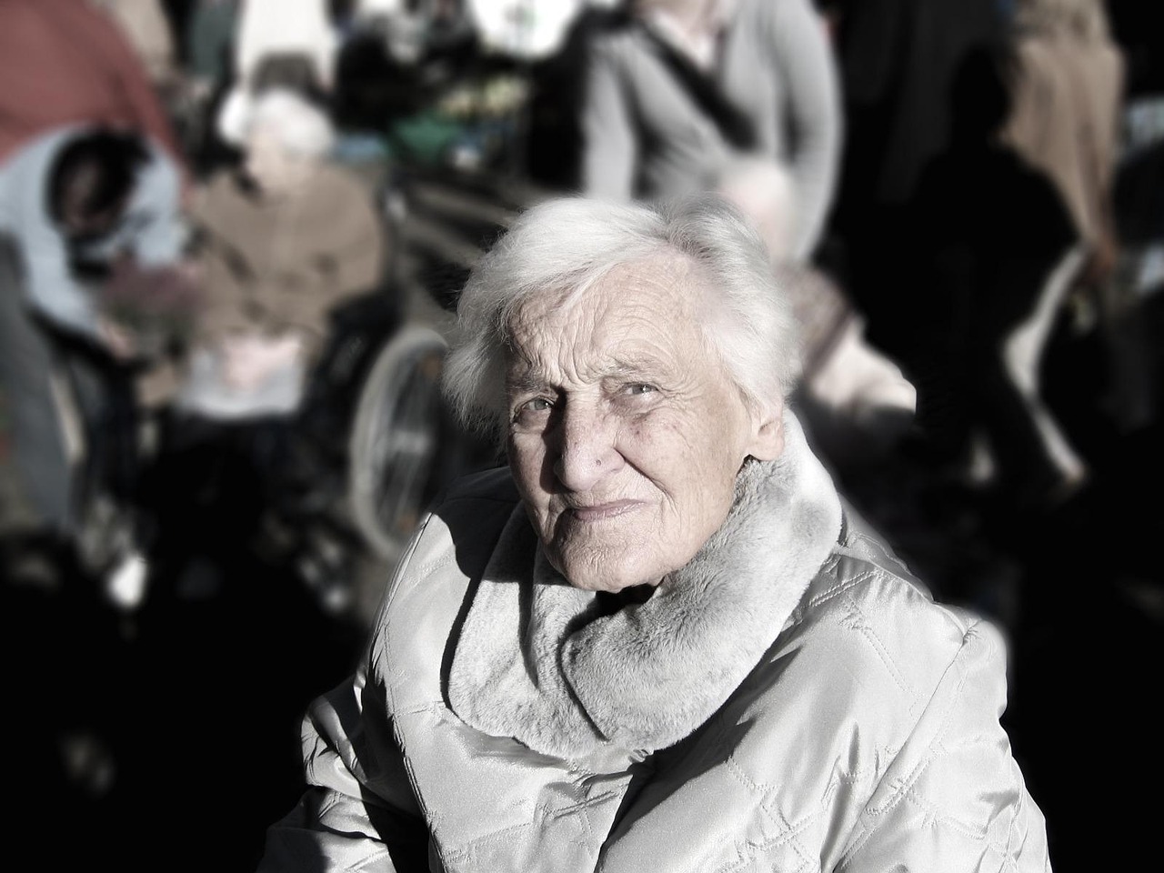 Portret starszej kobiety z siwymi włosami, symbolizującej seniorów korzystających z ulg w 2024 roku.