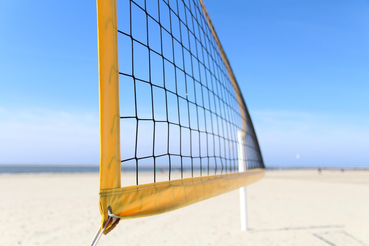 Siatkarska siatka na plaży, symbolizująca emocjonujące mecze siatkówki na MŚ.