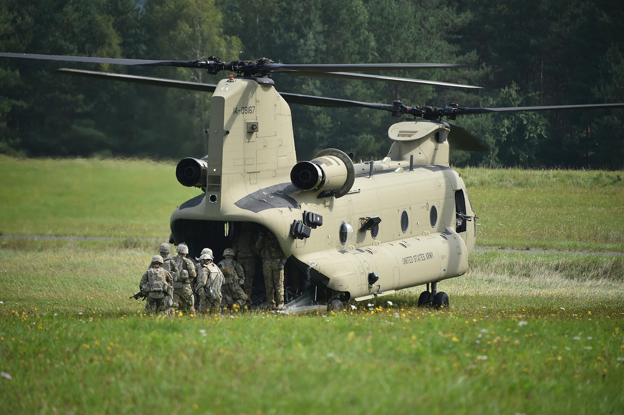 Wojskowi żołnierze USA przy śmigłowcu Chinook w trakcie operacji specjalnych.