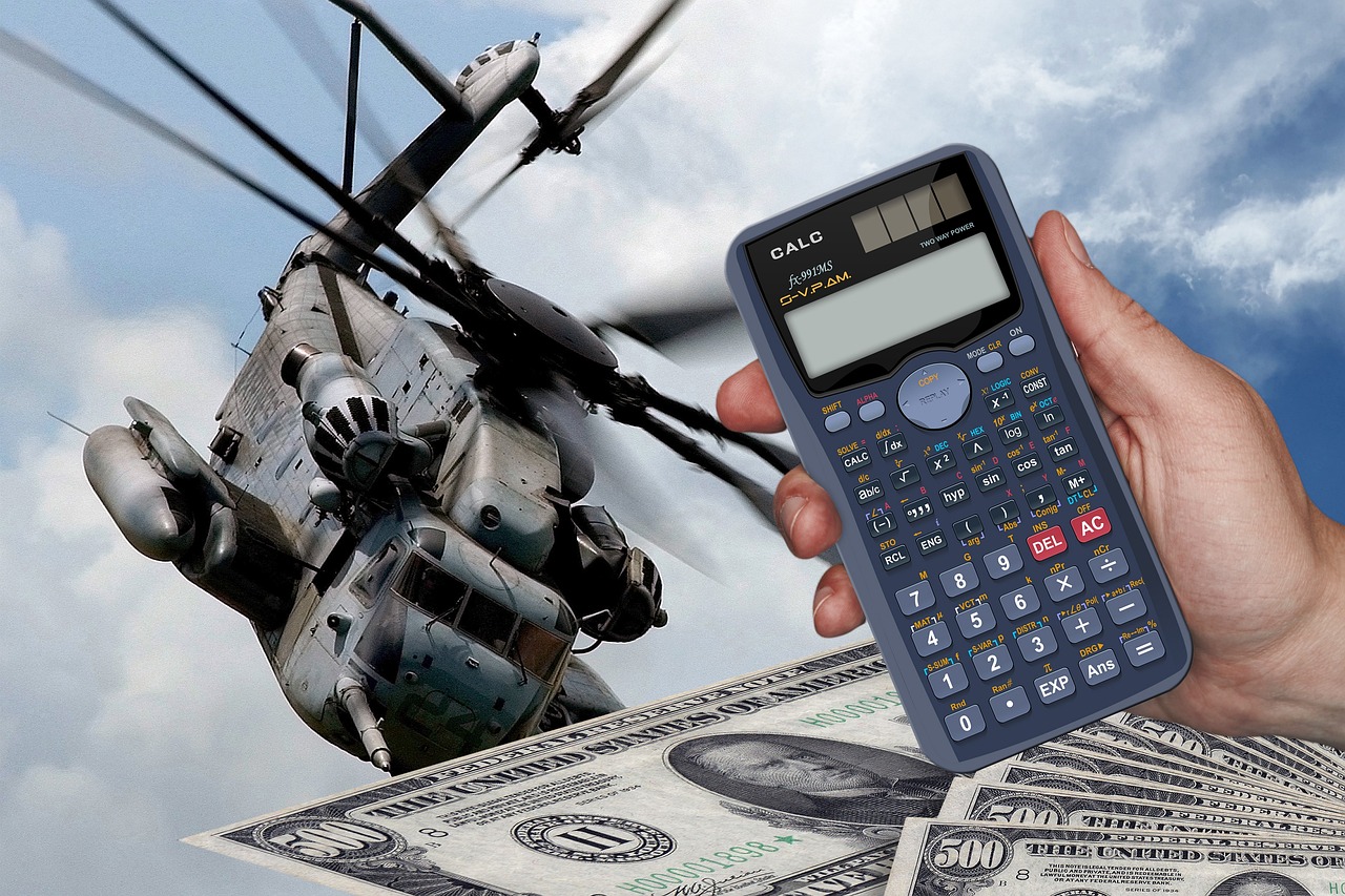 Helikopter wojskowy i kalkulator na tle banknotów dolarowych, symbolizujące transakcję zbrojeniową USA z Izraelem.