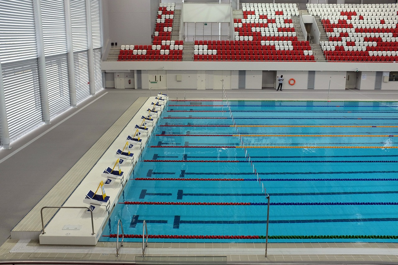Basen pływacki z torami i słupkami startowymi, miejsce zawodów lekkoatletycznych w Tokio.