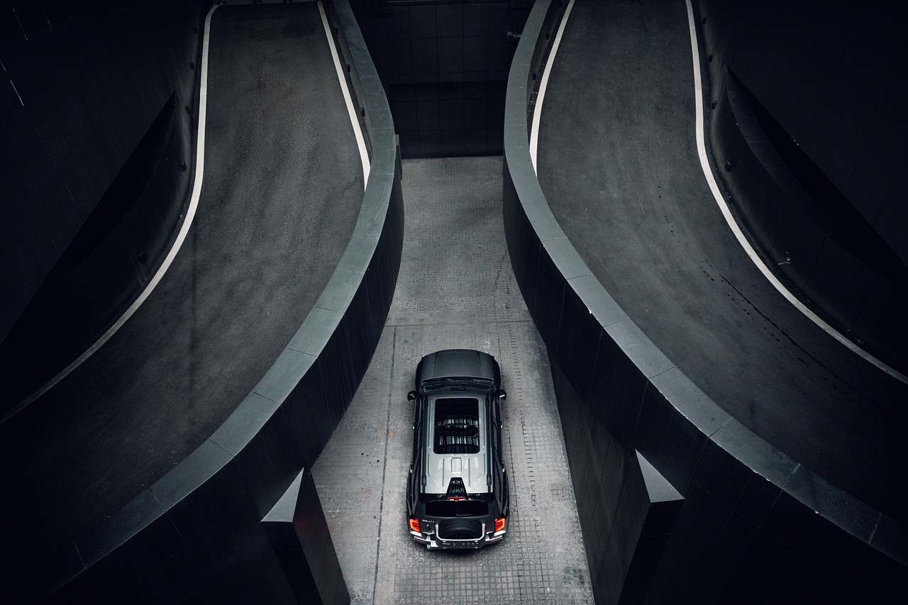 Geely Starray EM-i, nowy SUV w Polsce, widok z góry na nowoczesnym tle.