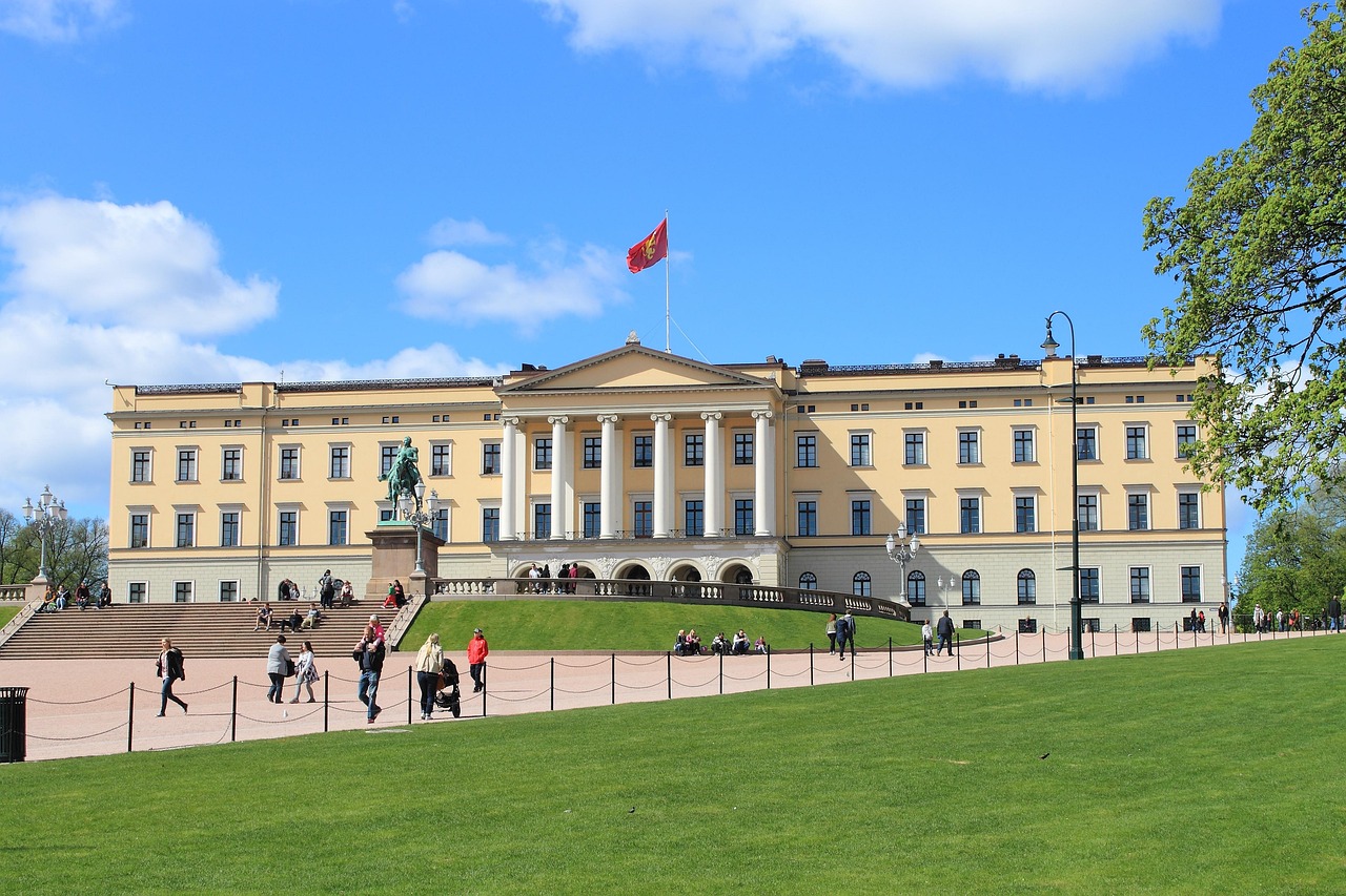 Pałac Królewski w Oslo, historyczny obiekt wojskowy w sercu stolicy Norwegii.