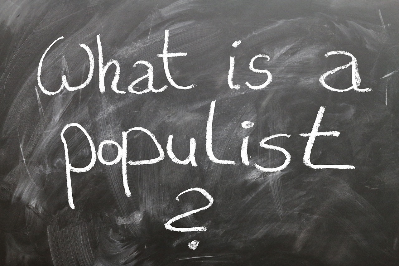 Napis na tablicy: 'What is a Populist?' (Czym jest populista?)
