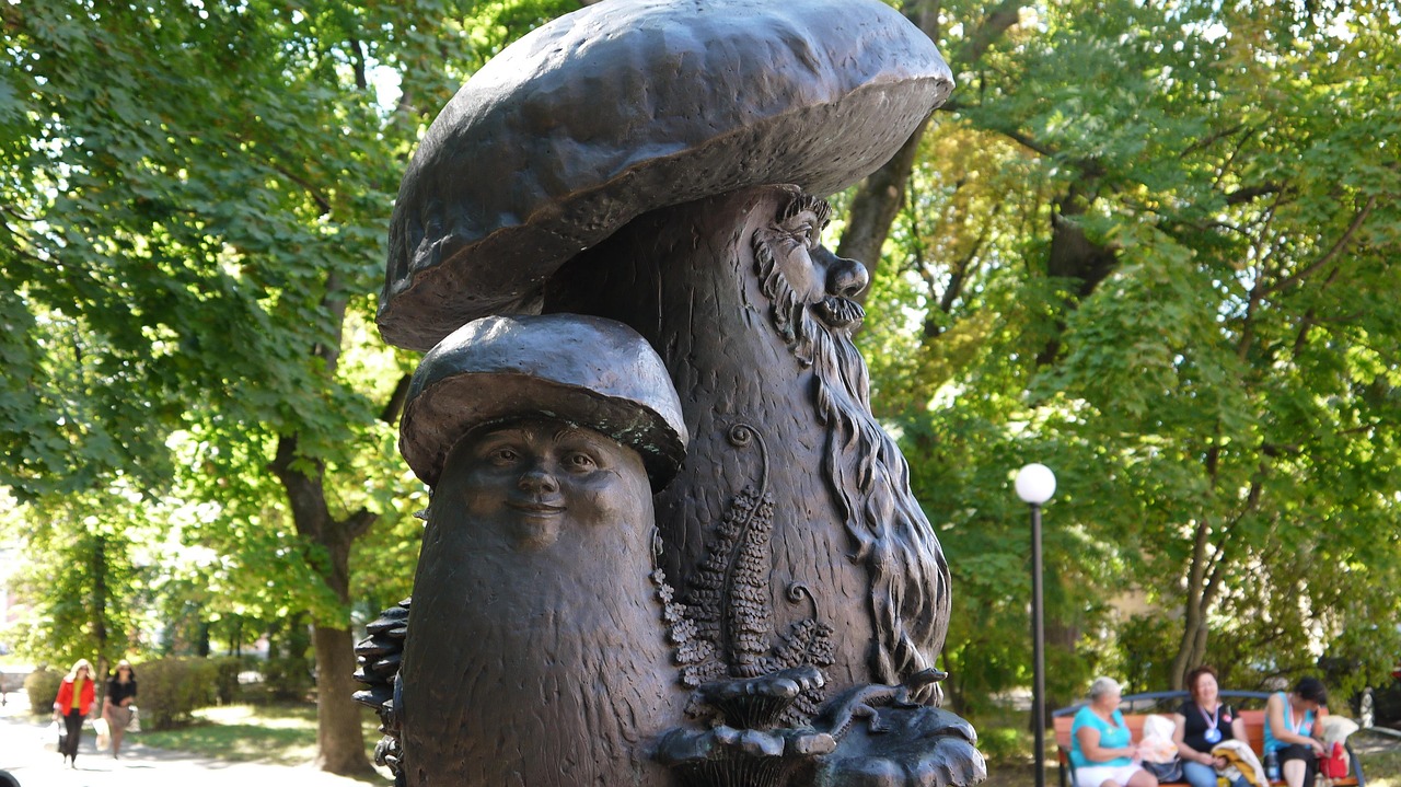 Rzeźba grzybów w parku, symbol obfitości grzybów w lesie.