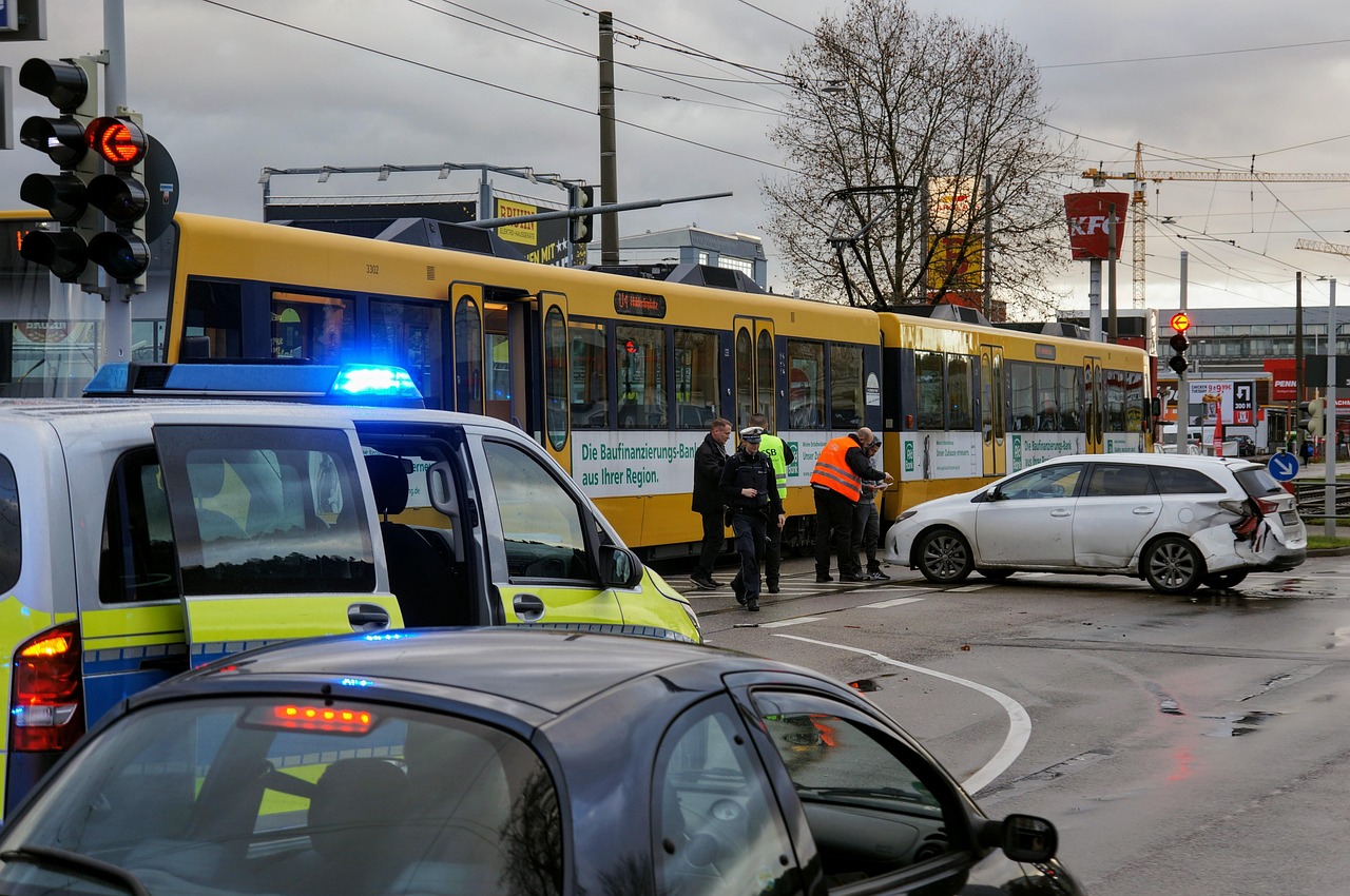 Policja i tramwaj po wypadku drogowym w Bytomiu.