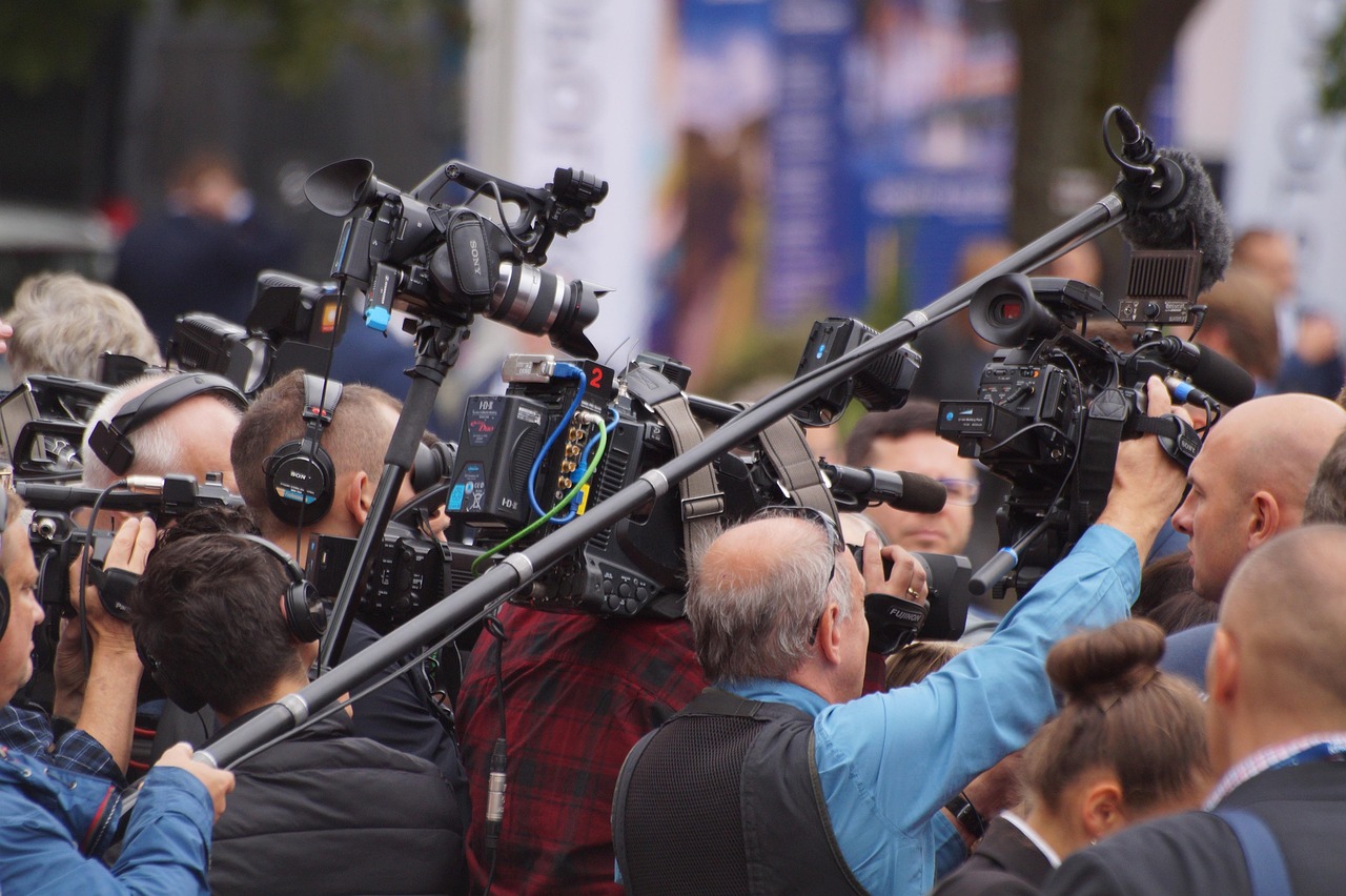 Grupa operatorów z kamerami TVN podczas relacjonowania wydarzeń, w tym pożegnania Jolanty Pieńkowskiej.