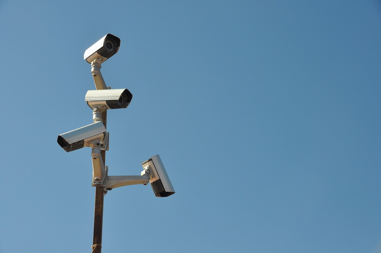Kamery monitoringu miejskiego symbolizujące zagrożenia i bezpieczeństwo w kontekście analiz Karola Nawrockiego.
