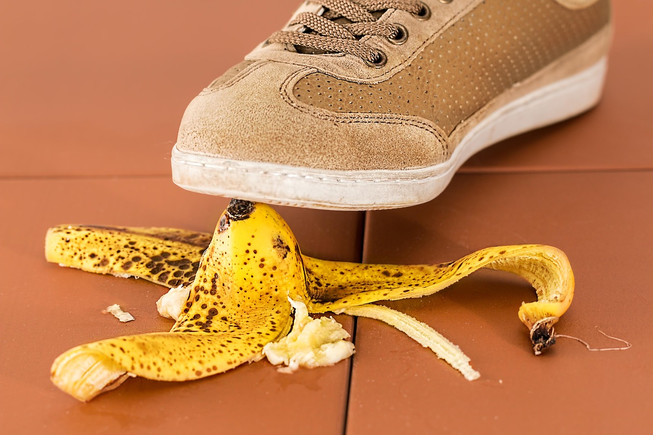 But na skórce od banana symbolizujący niebezpieczeństwo na drodze.