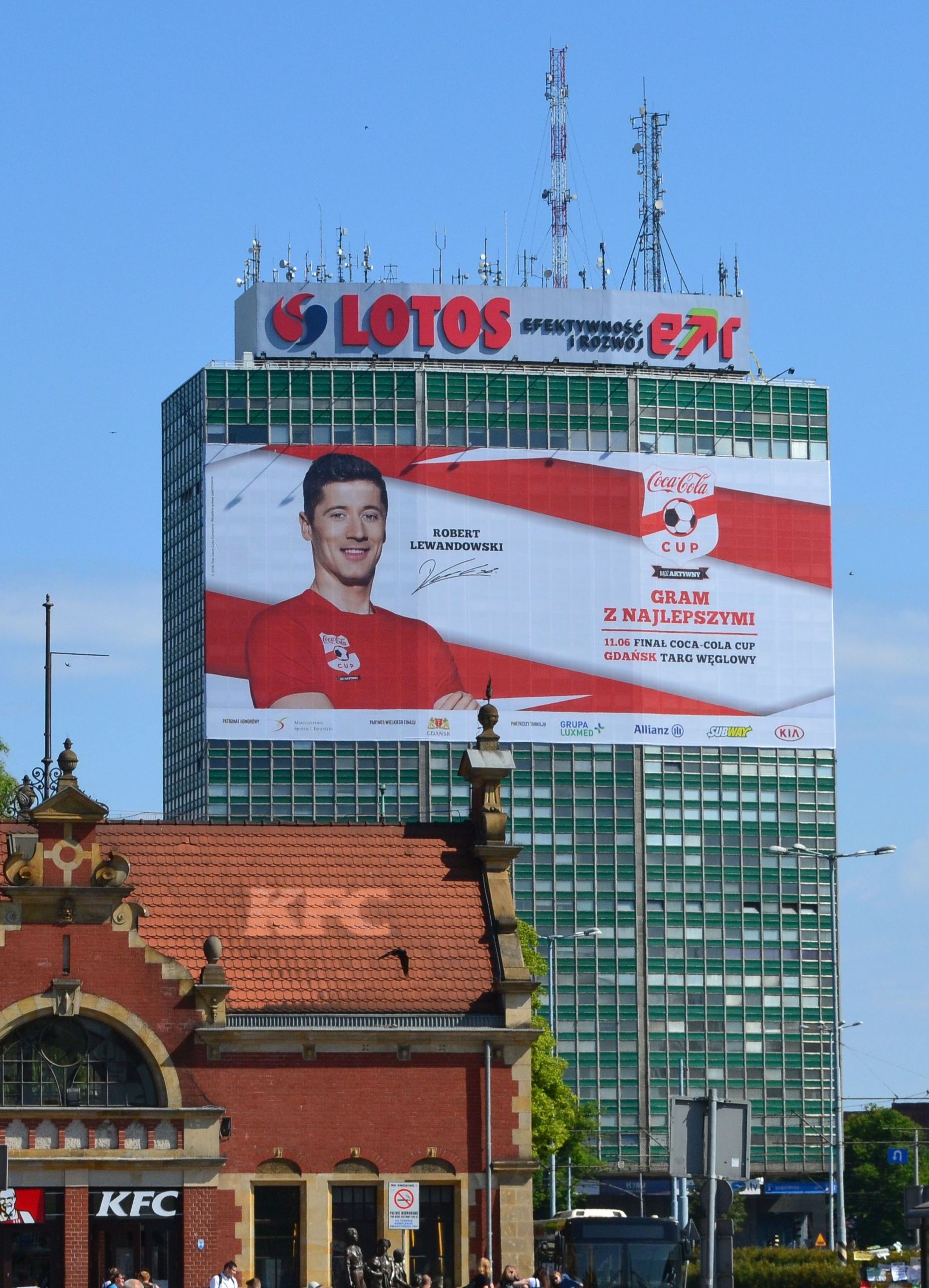 Robert Lewandowski na billboardzie promującym Coca-Cola Cup, nawiązujący do jego gry w La Liga.