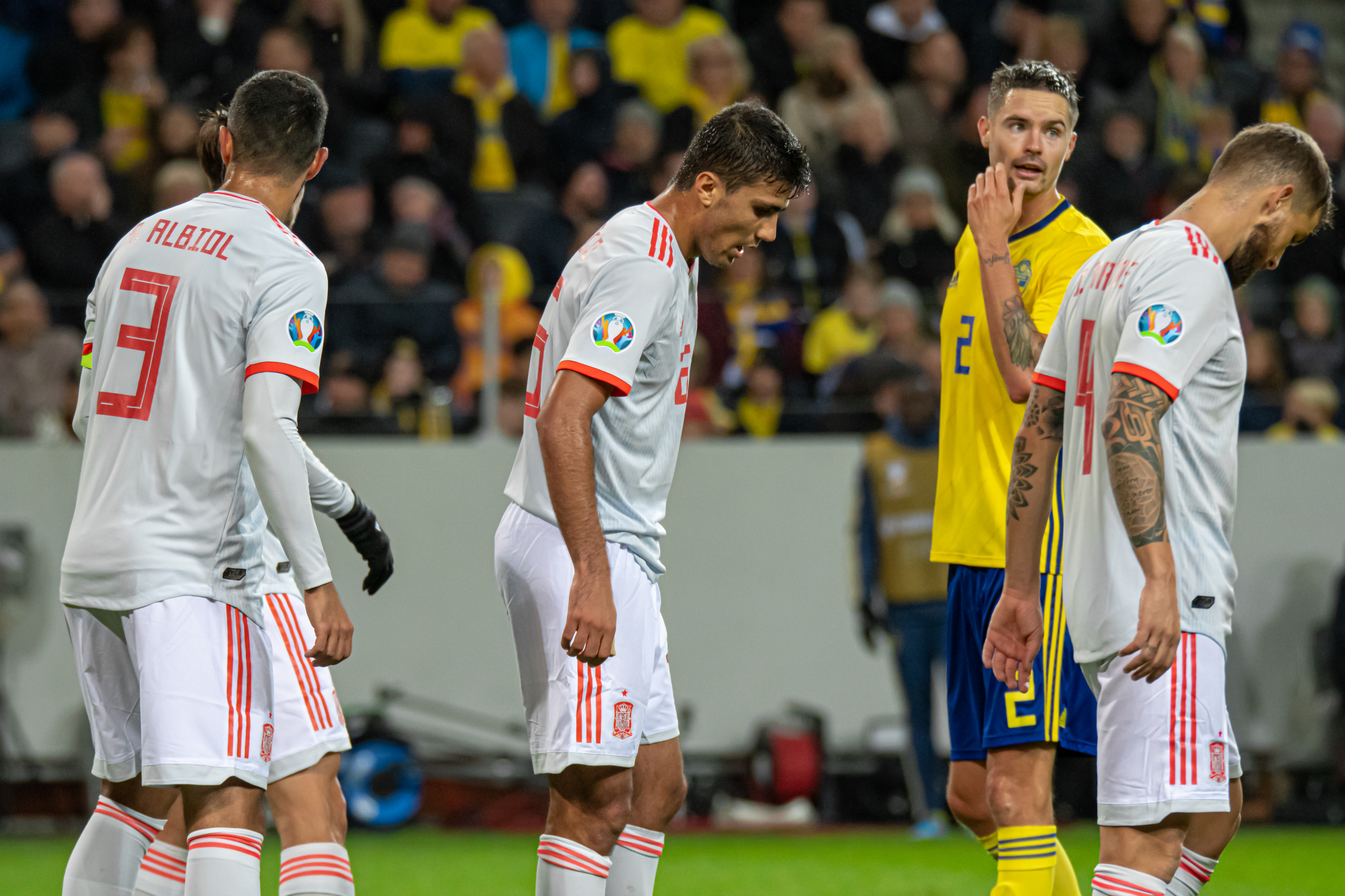Piłkarze reprezentacji Hiszpanii w białych strojach, w tym Inigo Martinez, podczas meczu.