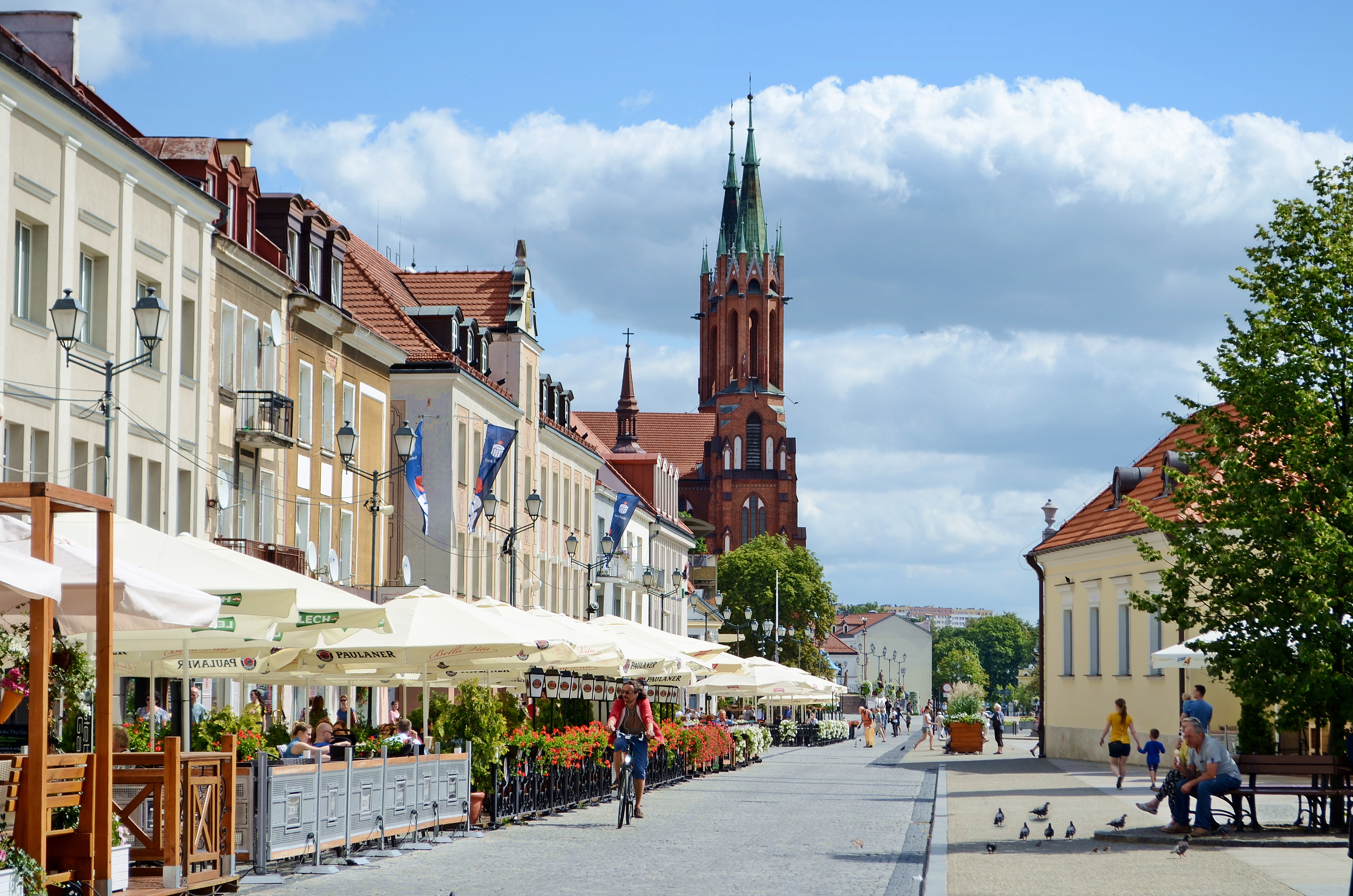 Białystok: Rynek Kościuszki z widokiem na katedrę i kawiarniane ogródki.