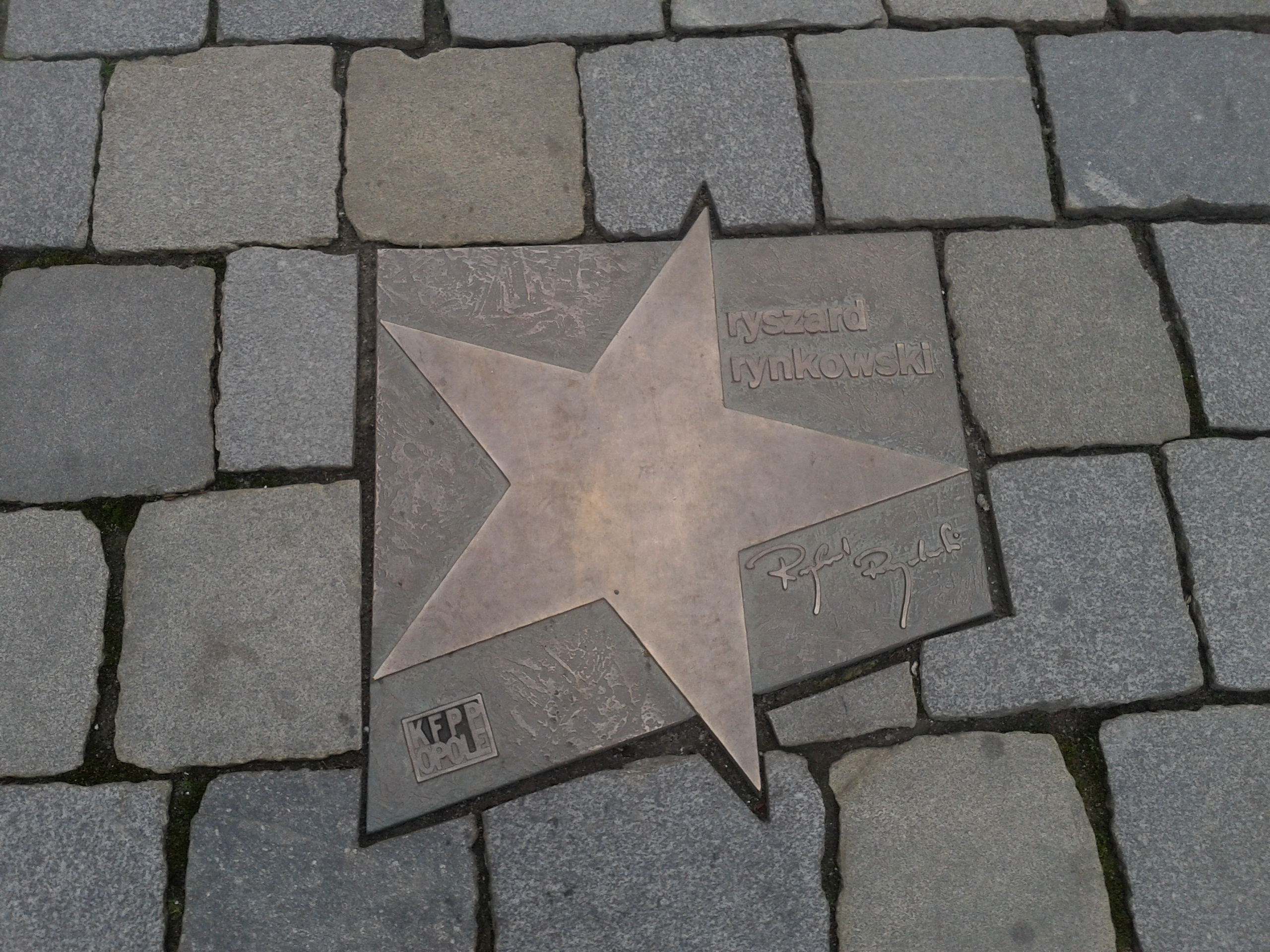 Gwiazda z nazwiskiem Ryszard Rynkowski na chodniku, symbol jego osiągnięć.