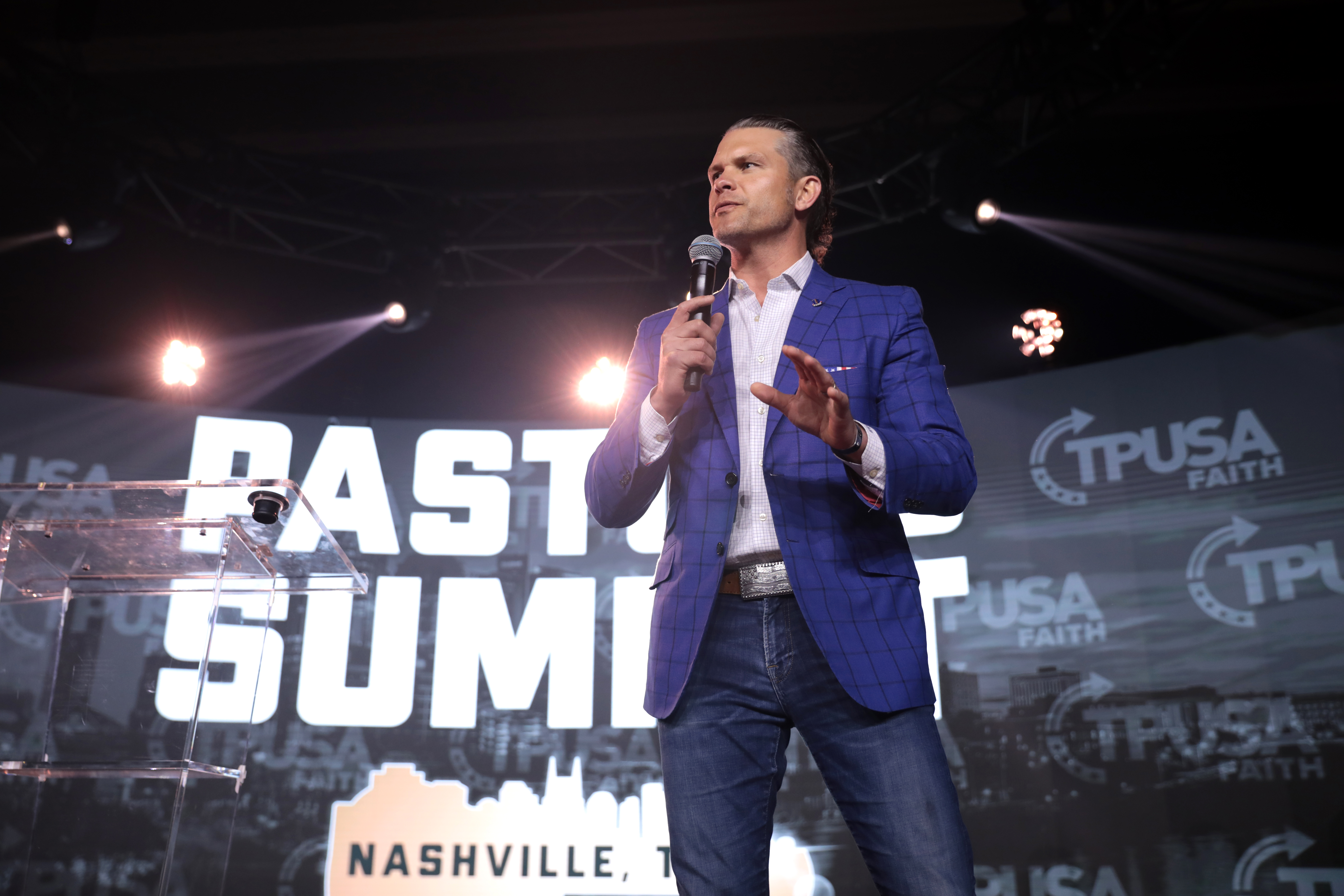 Pete Hegseth, nowy szef Pentagonu, przemawia na scenie, zapowiadając przygotowanie do wojny.