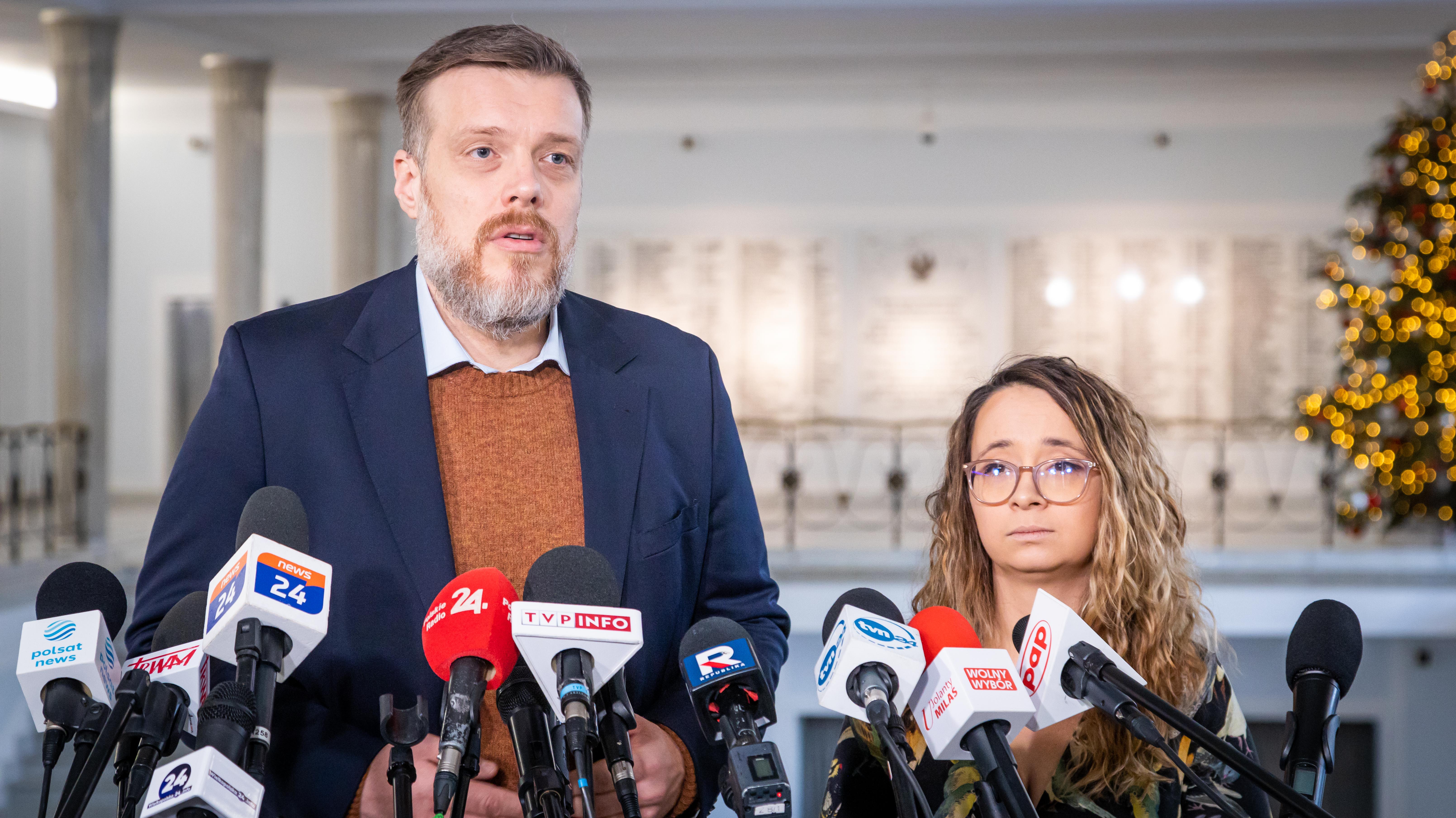 Marcelina Zawisza w programie 'Graffiti' udziela wywiadu, otoczona mikrofonami.