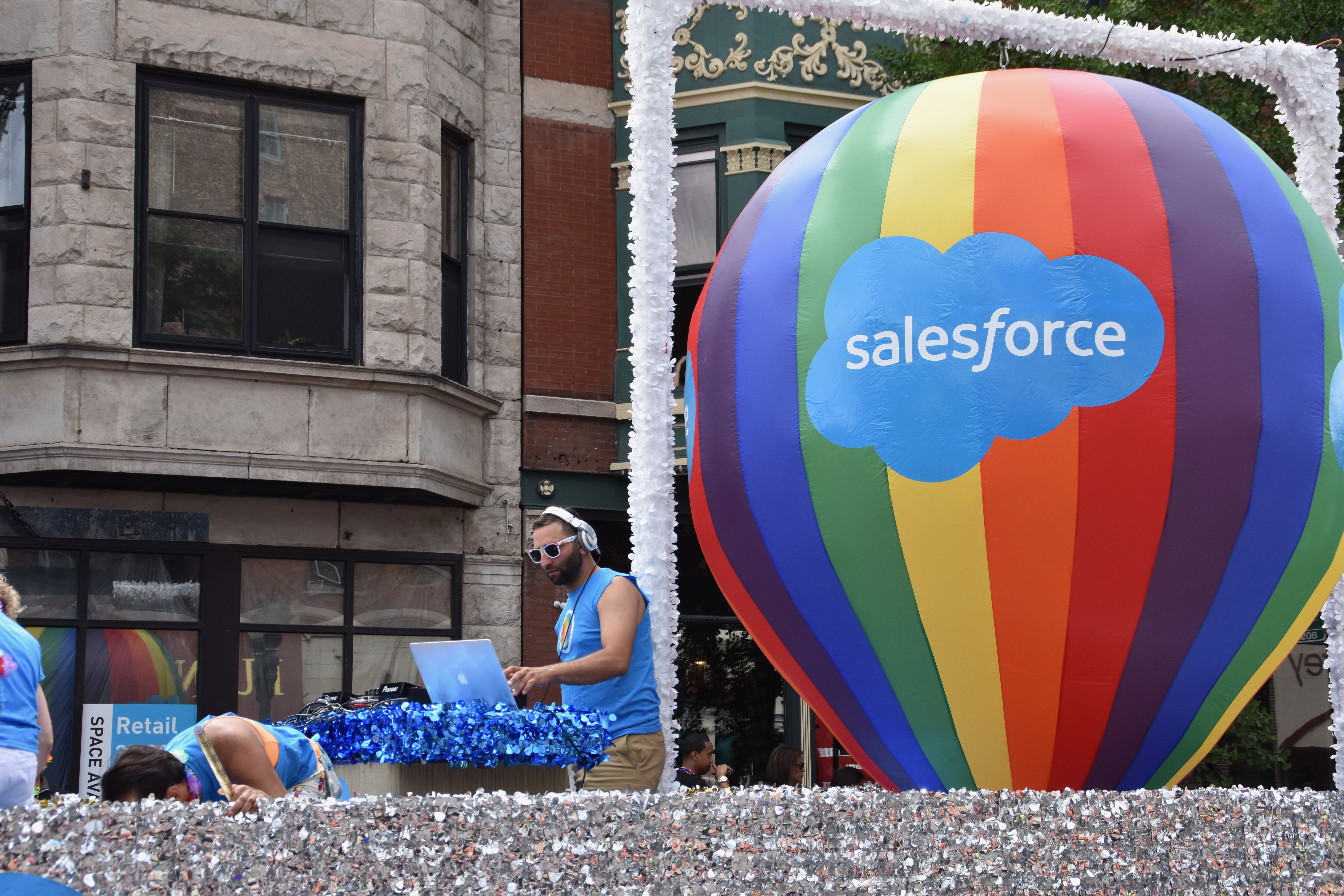 Balon z logo Salesforce na paradzie, symbolizujący innowacje firmy w AI.