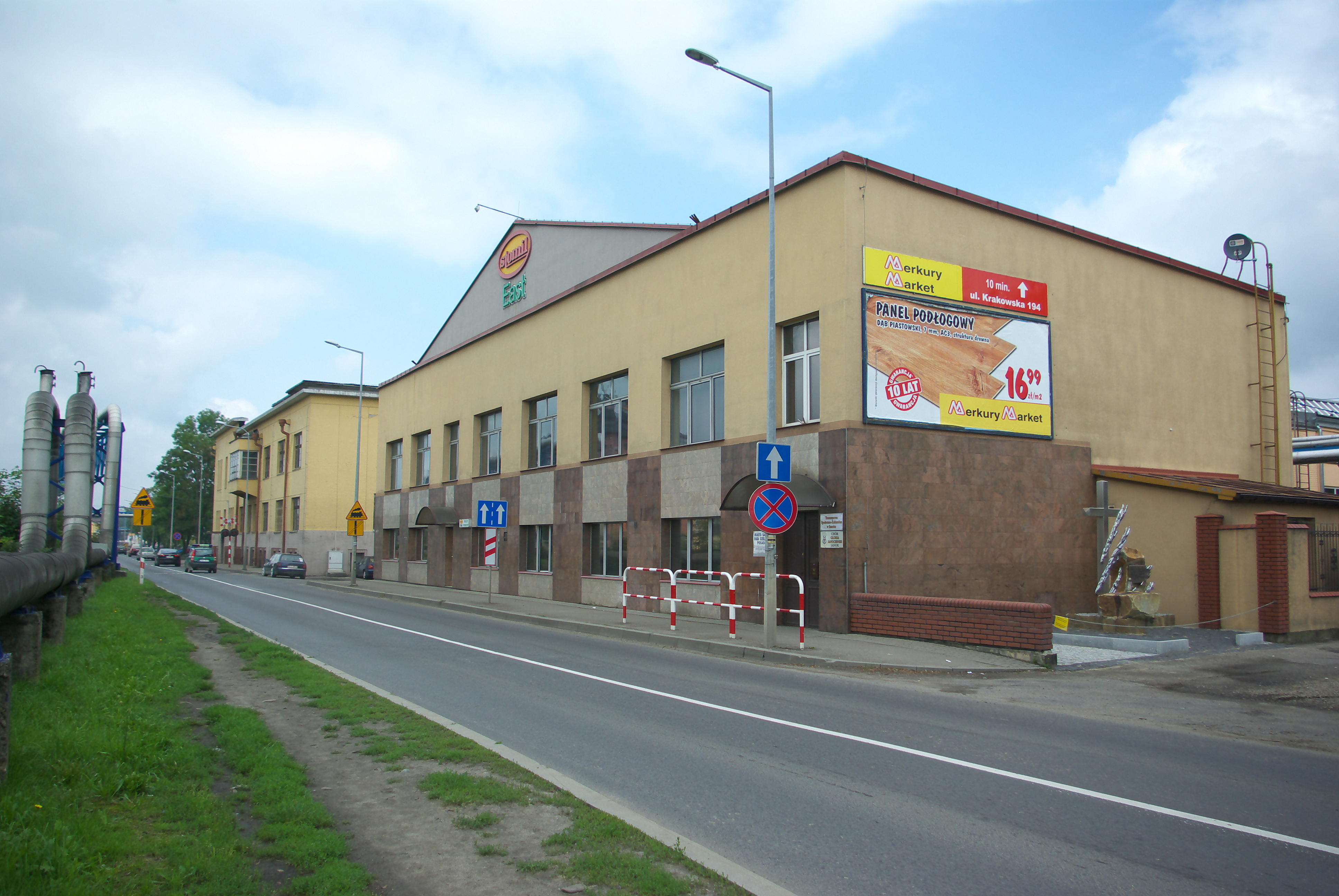 Budynek Sanok Rubber Company z widocznym logo, wskazujący na odrodzenie firmy.