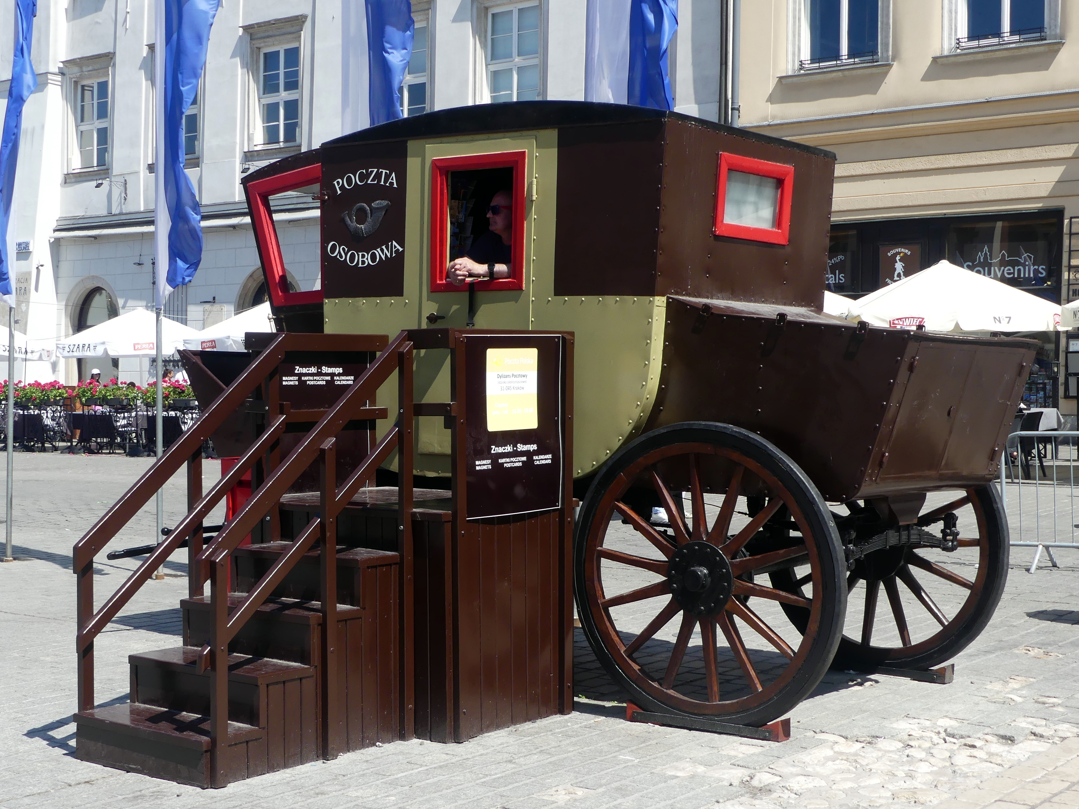 Historyczny powóz Poczty Polskiej z napisem "Poczta Osobową" i symbolem poczty.