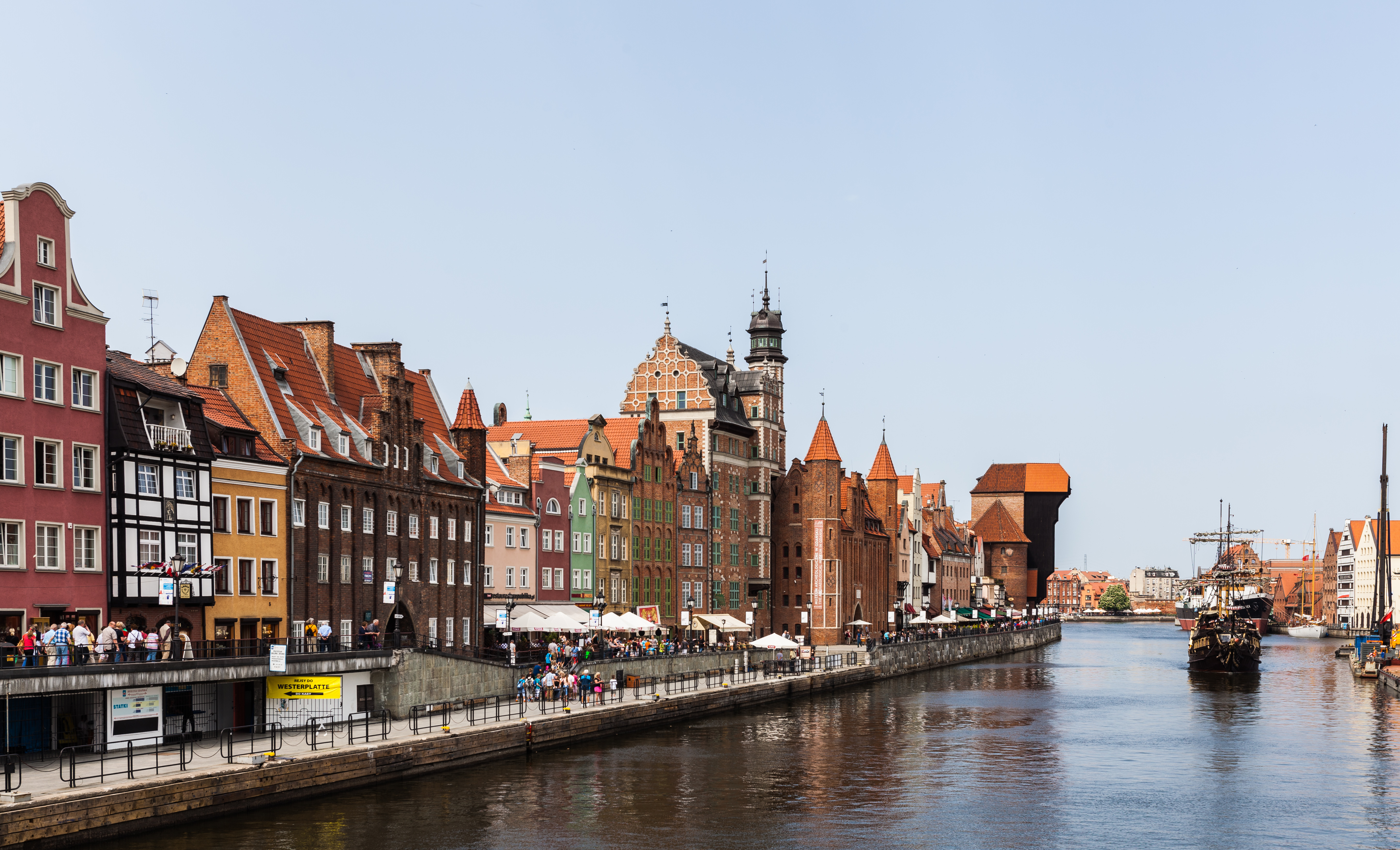 Malownicza panorama Gdańska z zabytkowymi kamieniczkami nad Motławą, idealna do prognozy pogody.