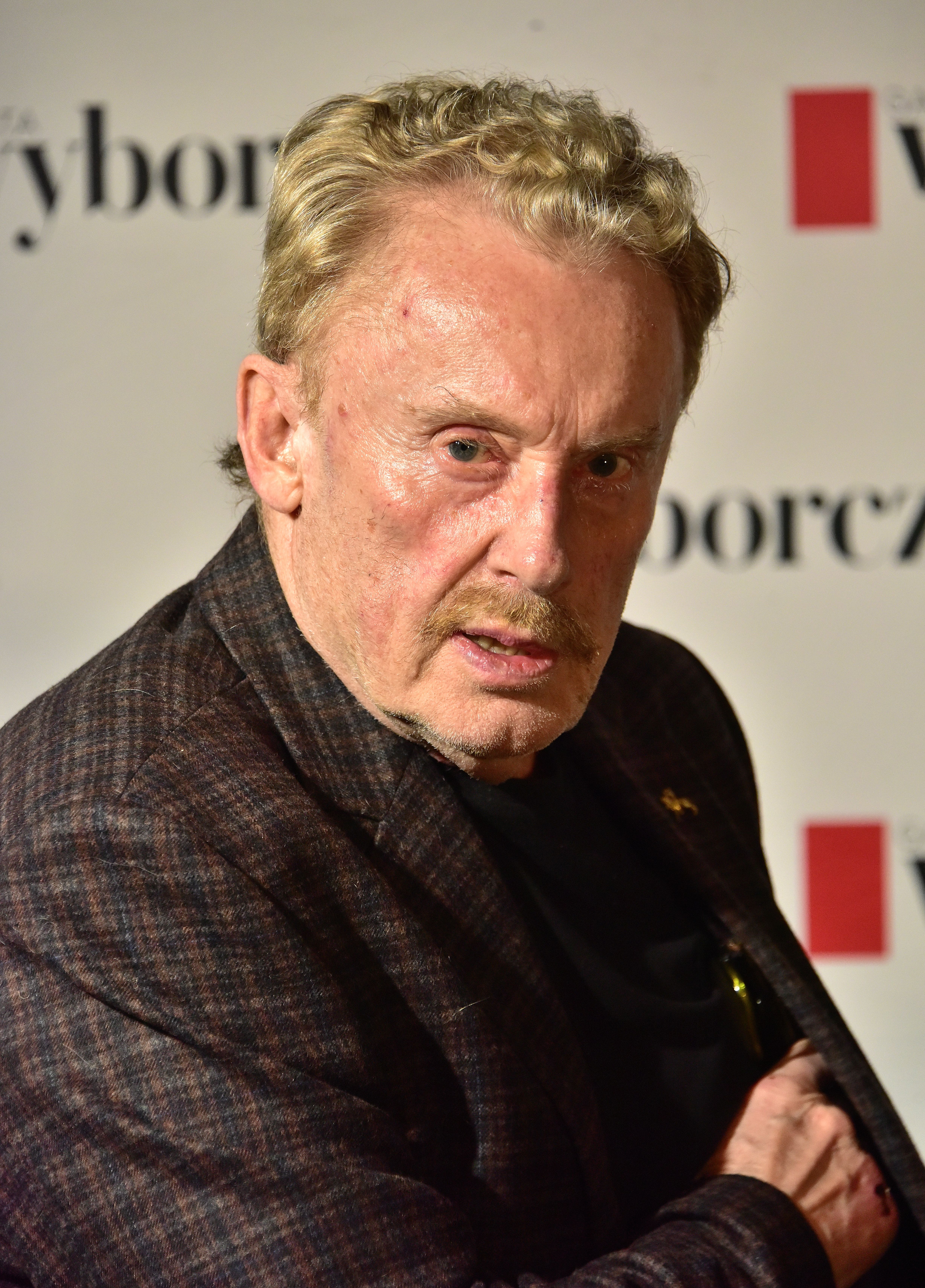 Daniel Olbrychski, aktor, w garniturze, zapowiadający spektakl "Przebłyski"