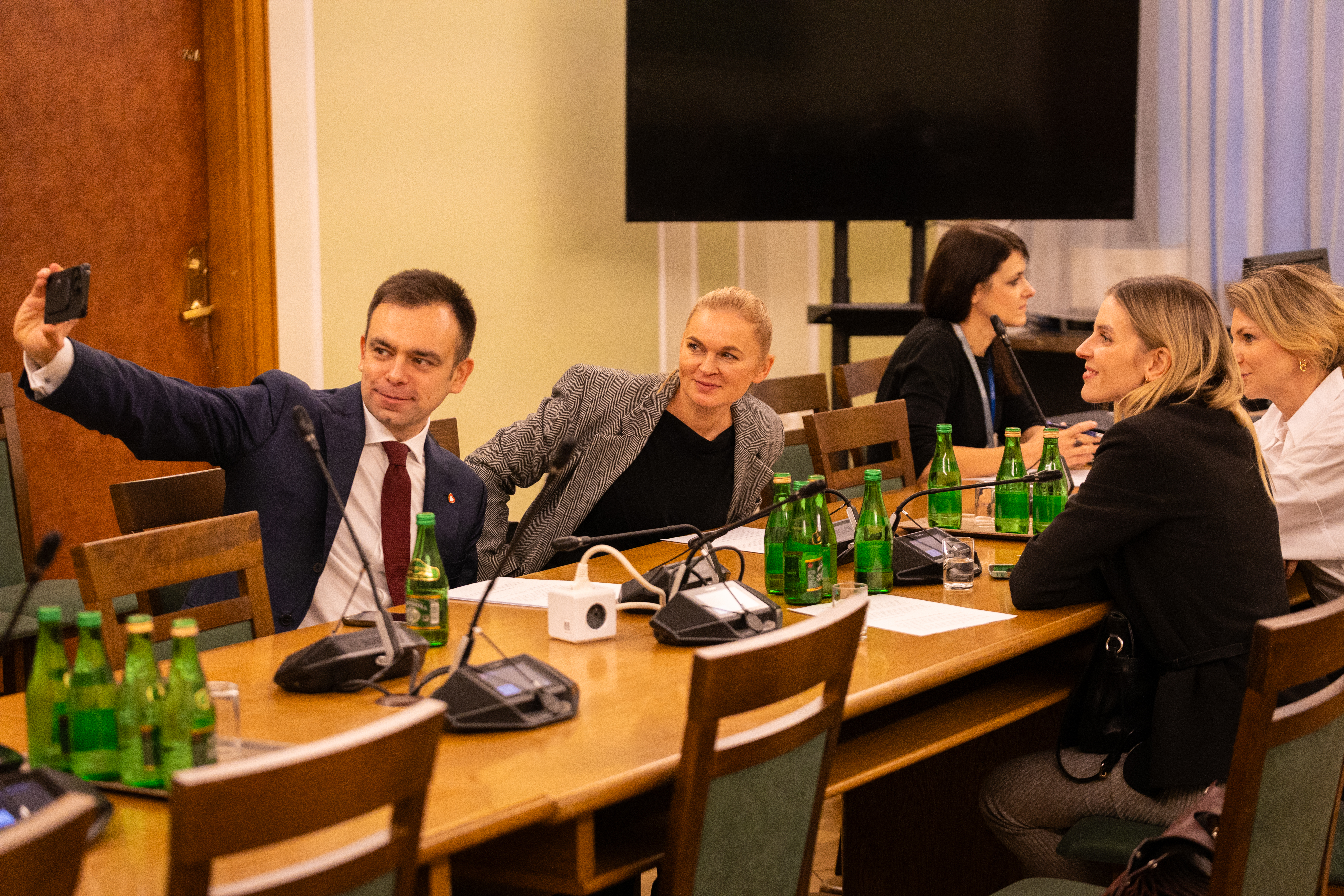 Minister Andrzej Domański robi selfie podczas spotkania w sprawie podatku cyfrowego.