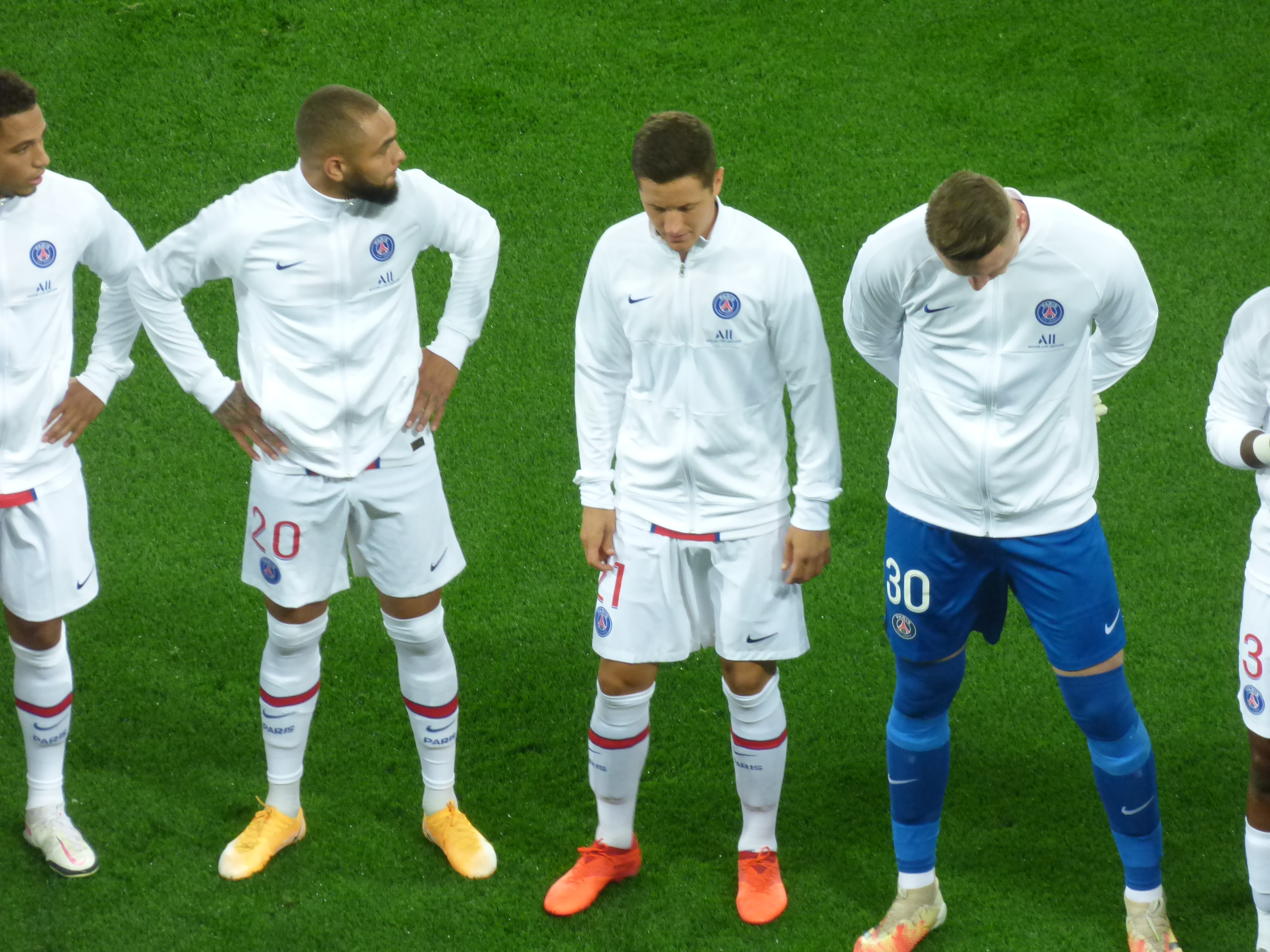 Piłkarze PSG, w tym bramkarz, na boisku.