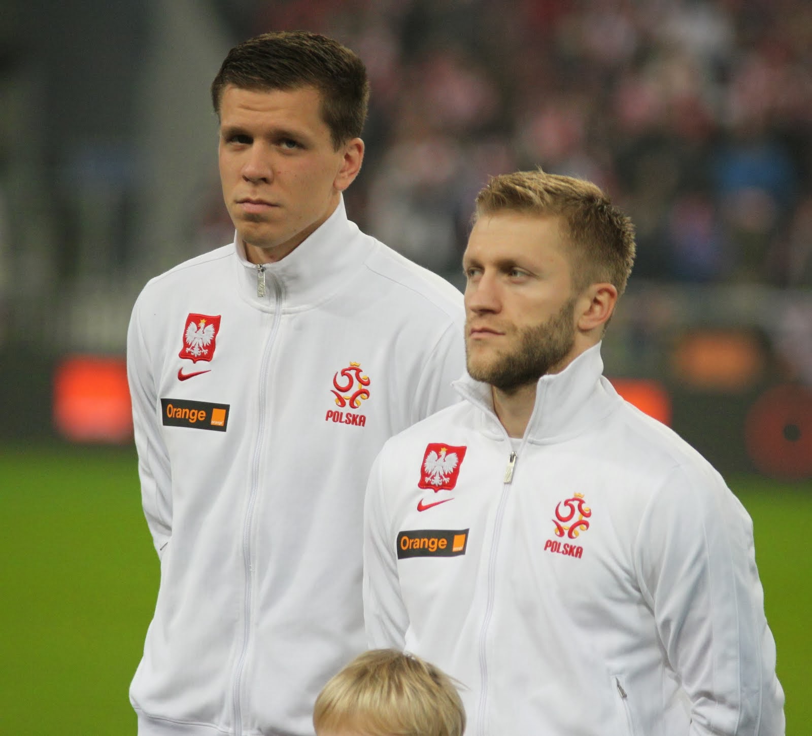 Wojciech Szczęsny, bramkarz, w stroju reprezentacji Polski, pokazuje determinację.