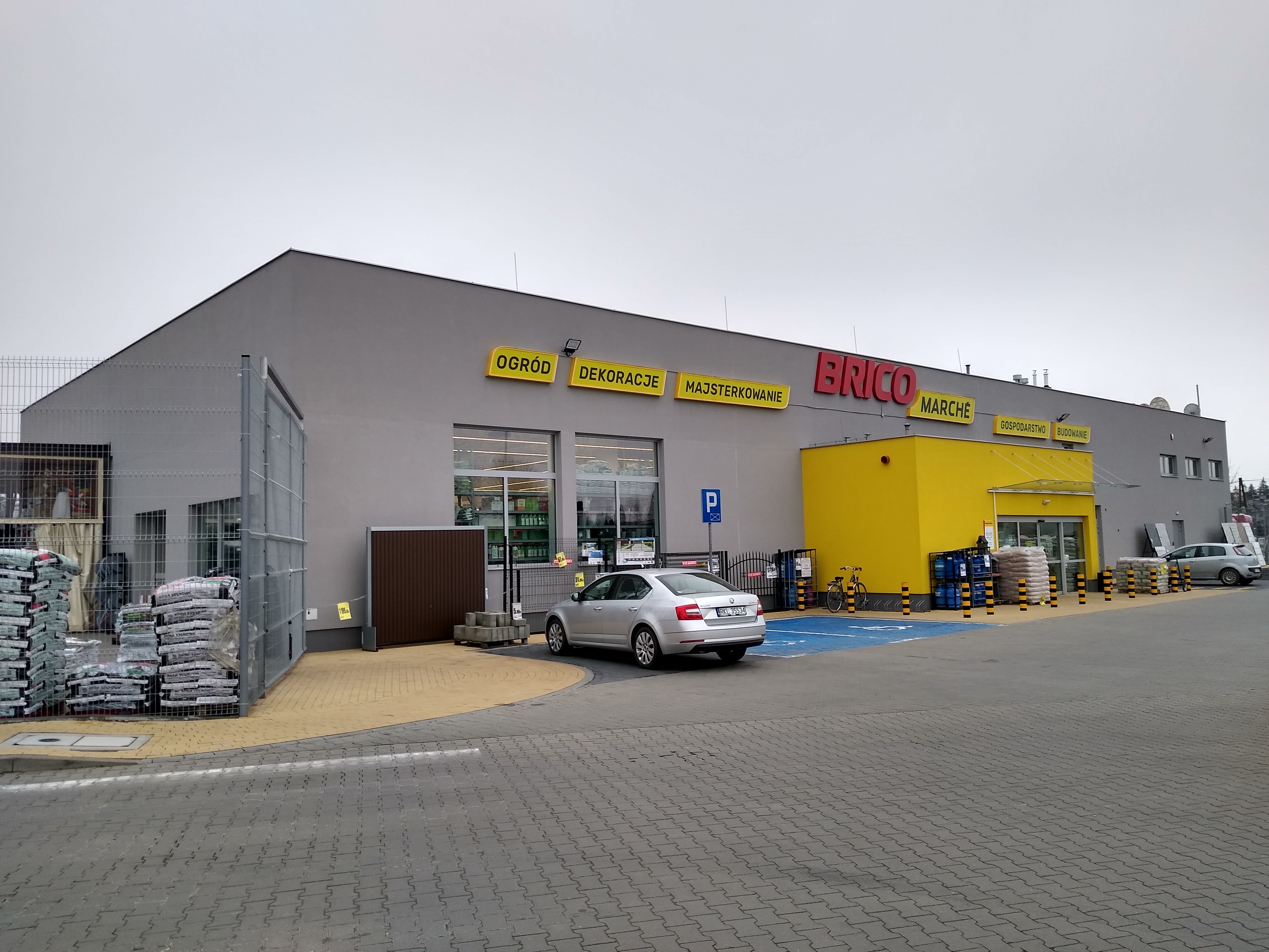 Budynek sklepu Bricomarché z tablicami "Ogród", "Dekoracje", "Majsterkowanie"