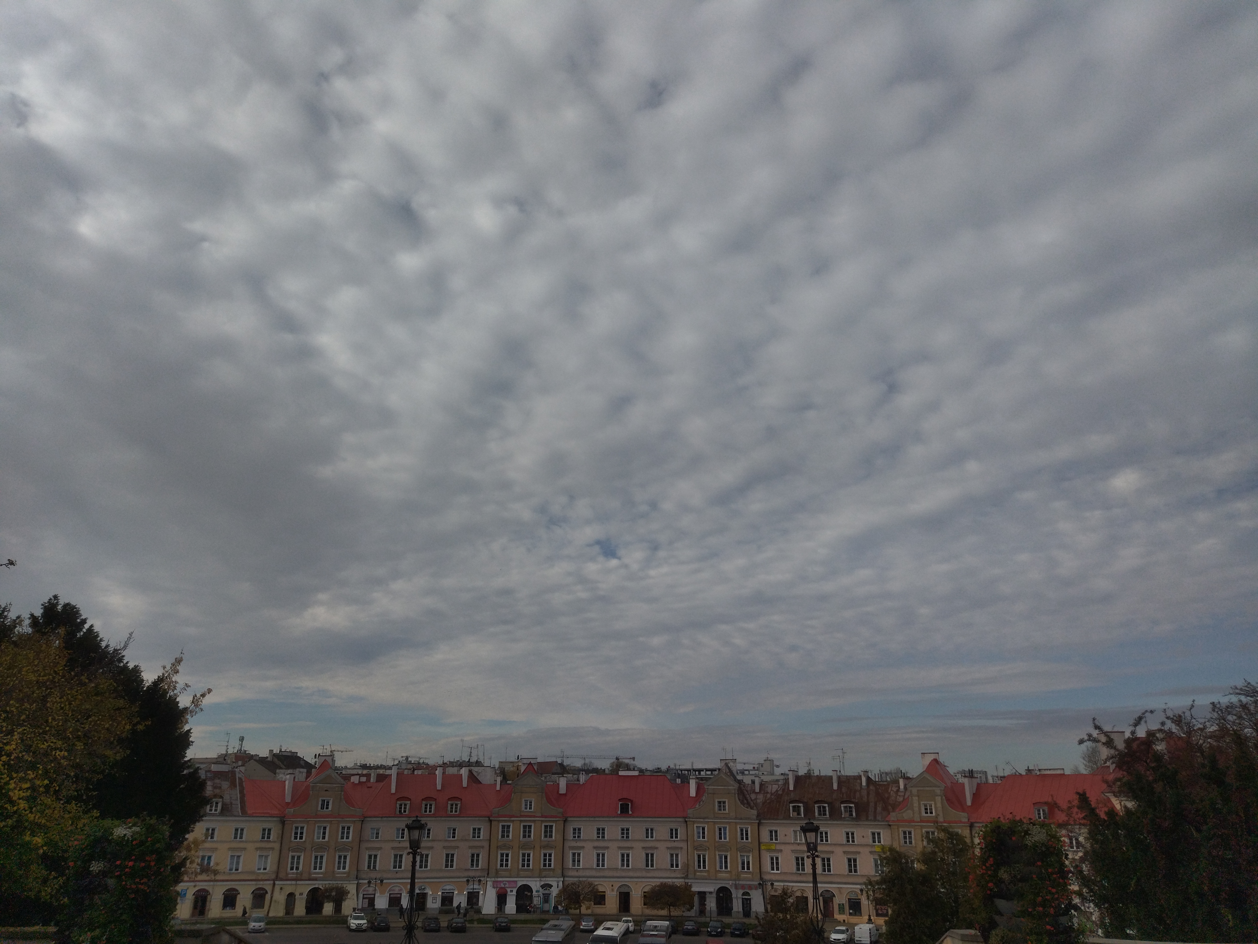 Zachmurzone niebo nad kamienicami w Lublinie – prognoza pogody na 5 września 2025.