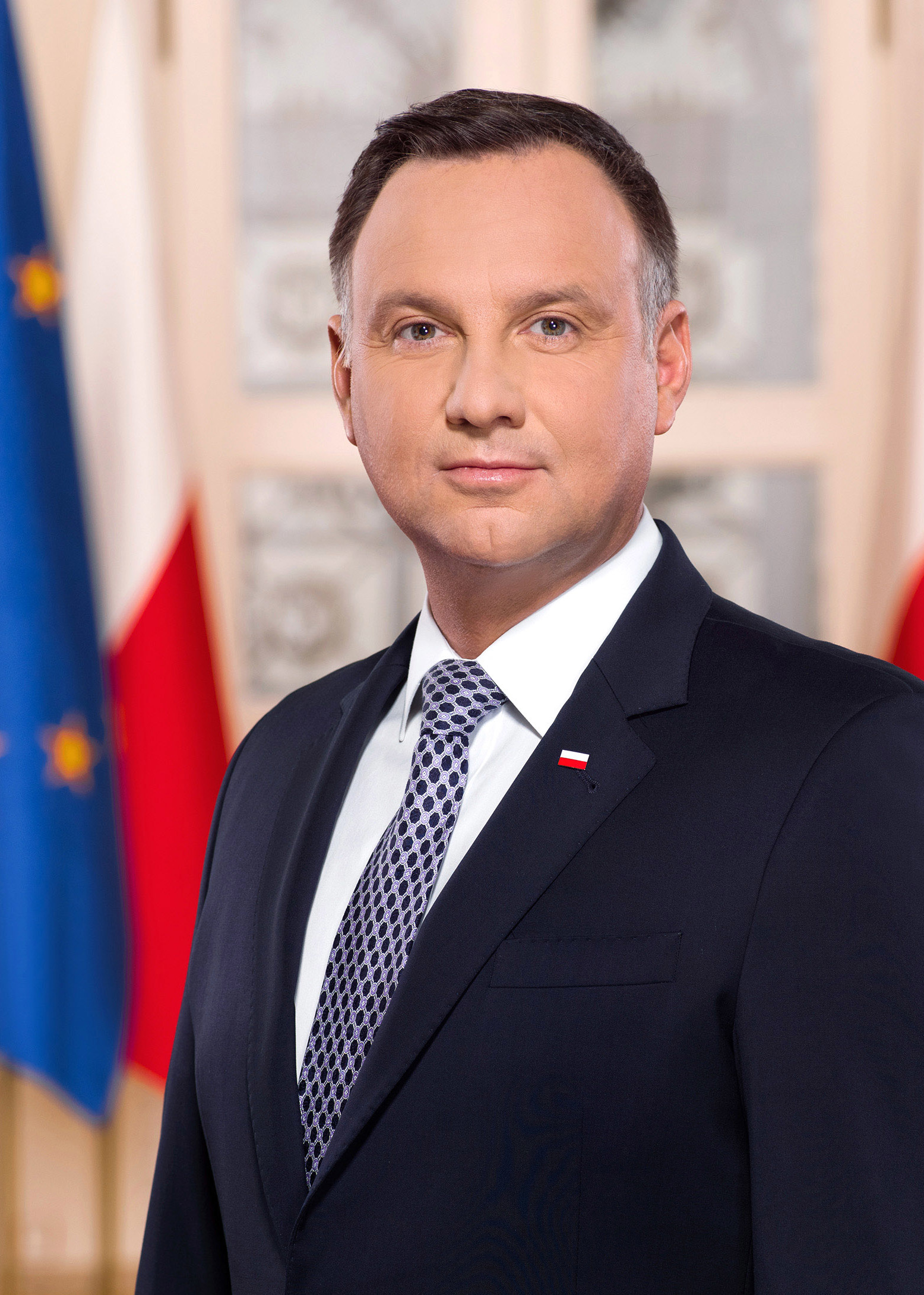 Andrzej Duda w garniturze z flagą Polski, zapowiada współpracę z Kanałem Zero.