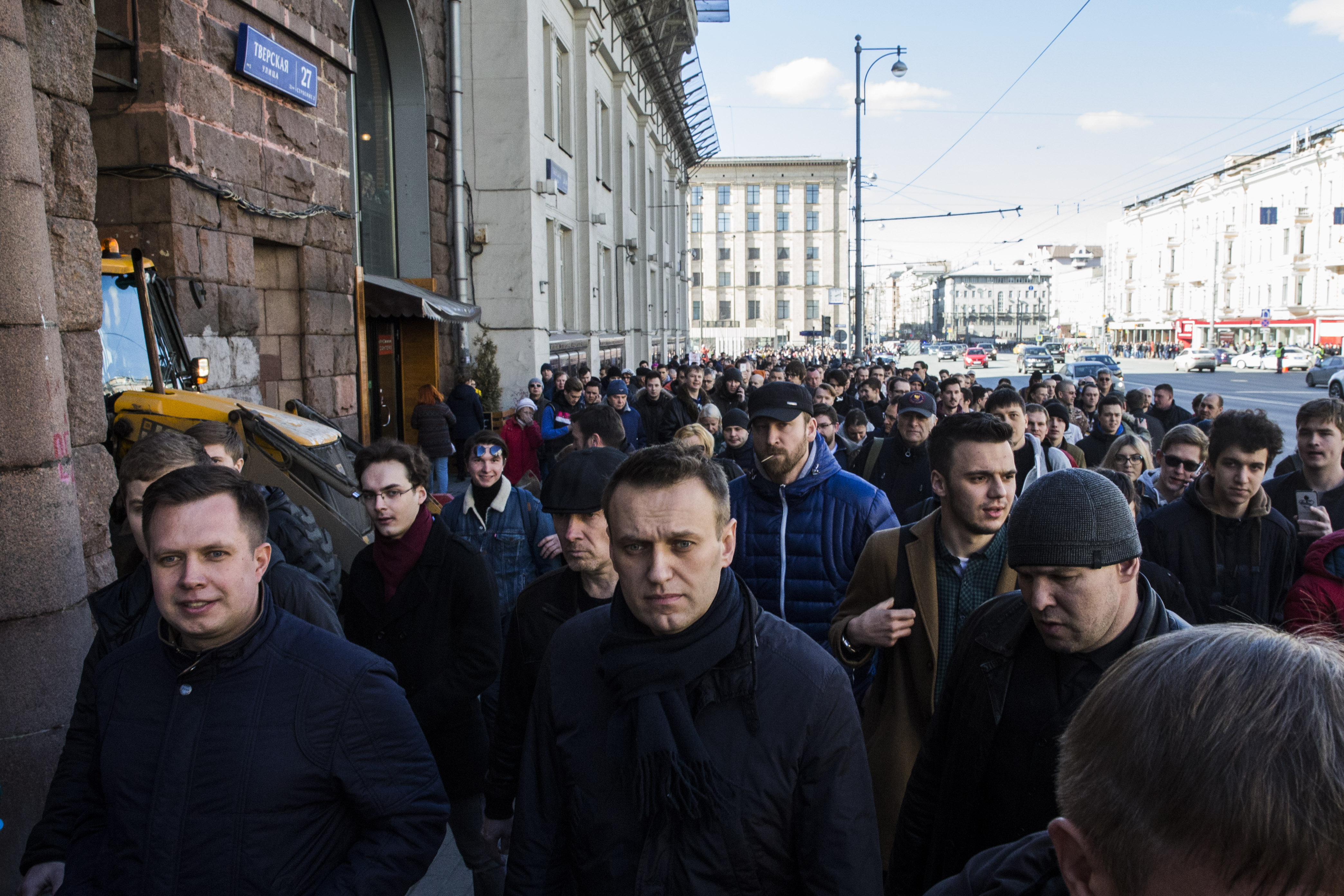 Aleksiej Nawalny wśród tłumu zwolenników w Rosji, w kontekście doniesień o otruciu.