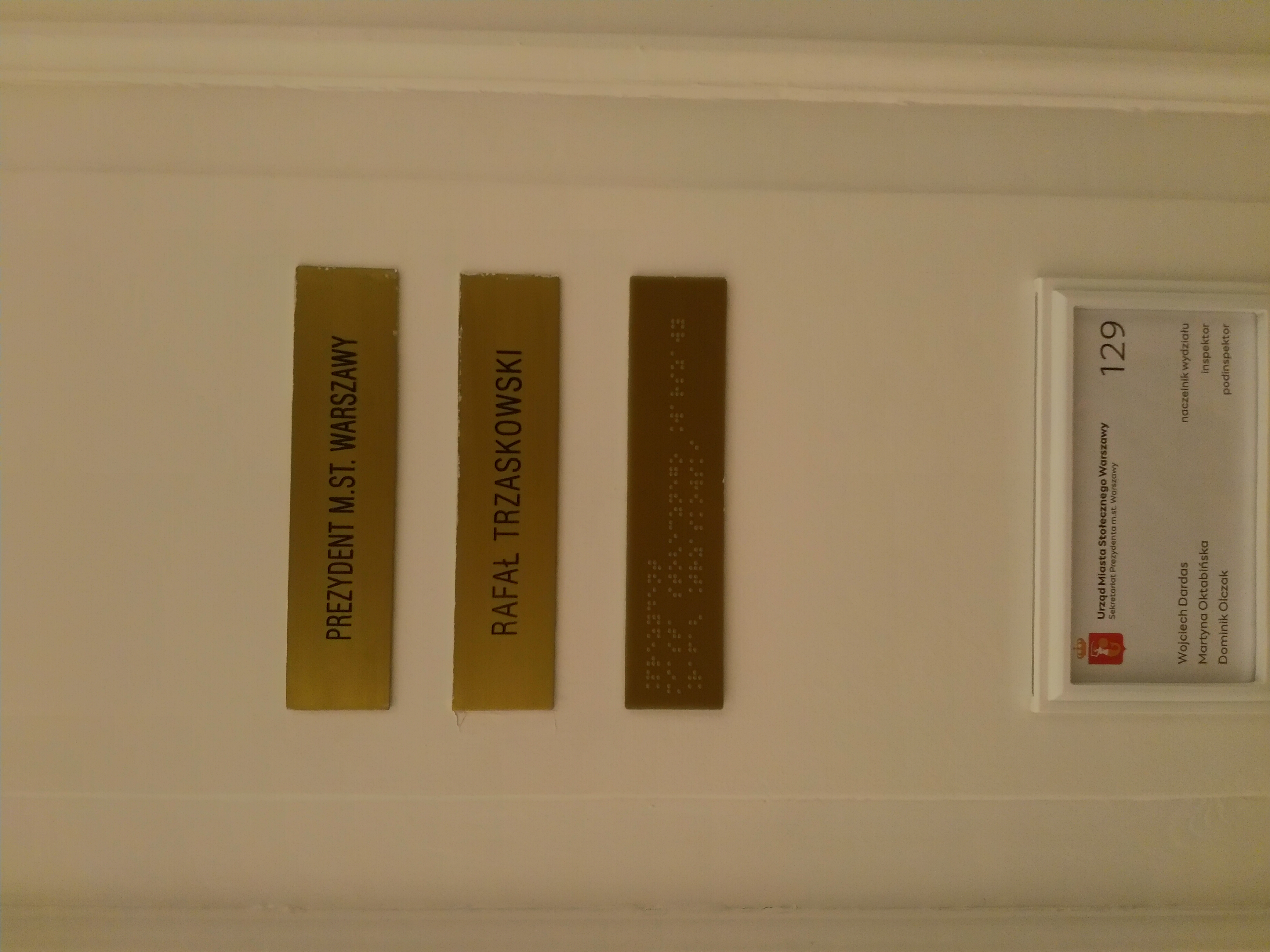 Tabliczki z napisami "Prezydent m.st. Warszawy" i "Rafał Trzaskowski" w Urzędzie Miasta Stołecznego Warszawy.