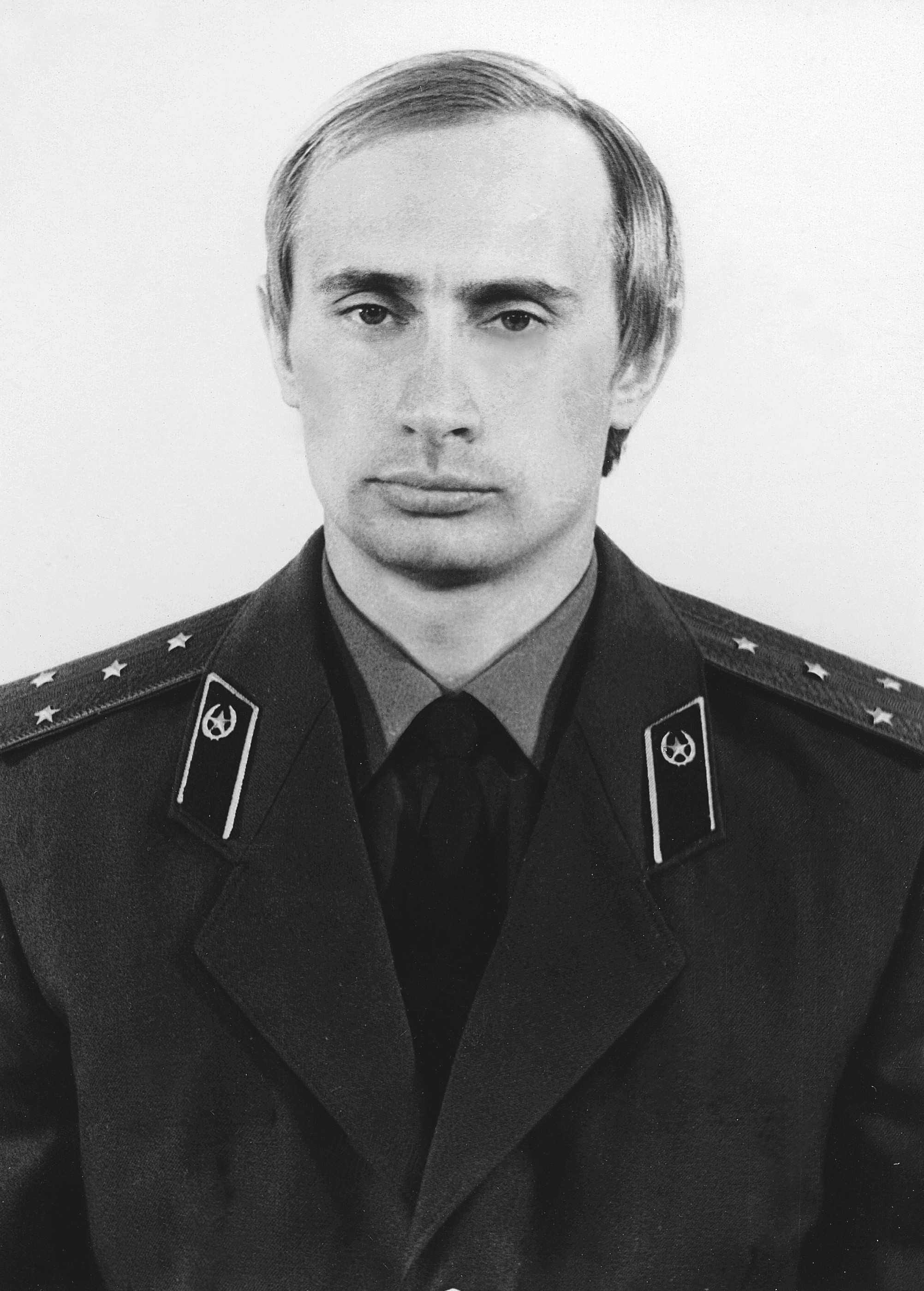 Portret Władimira Putina w mundurze wojskowym, kluczowa postać w kontekście ogłoszenia liczby wojsk.