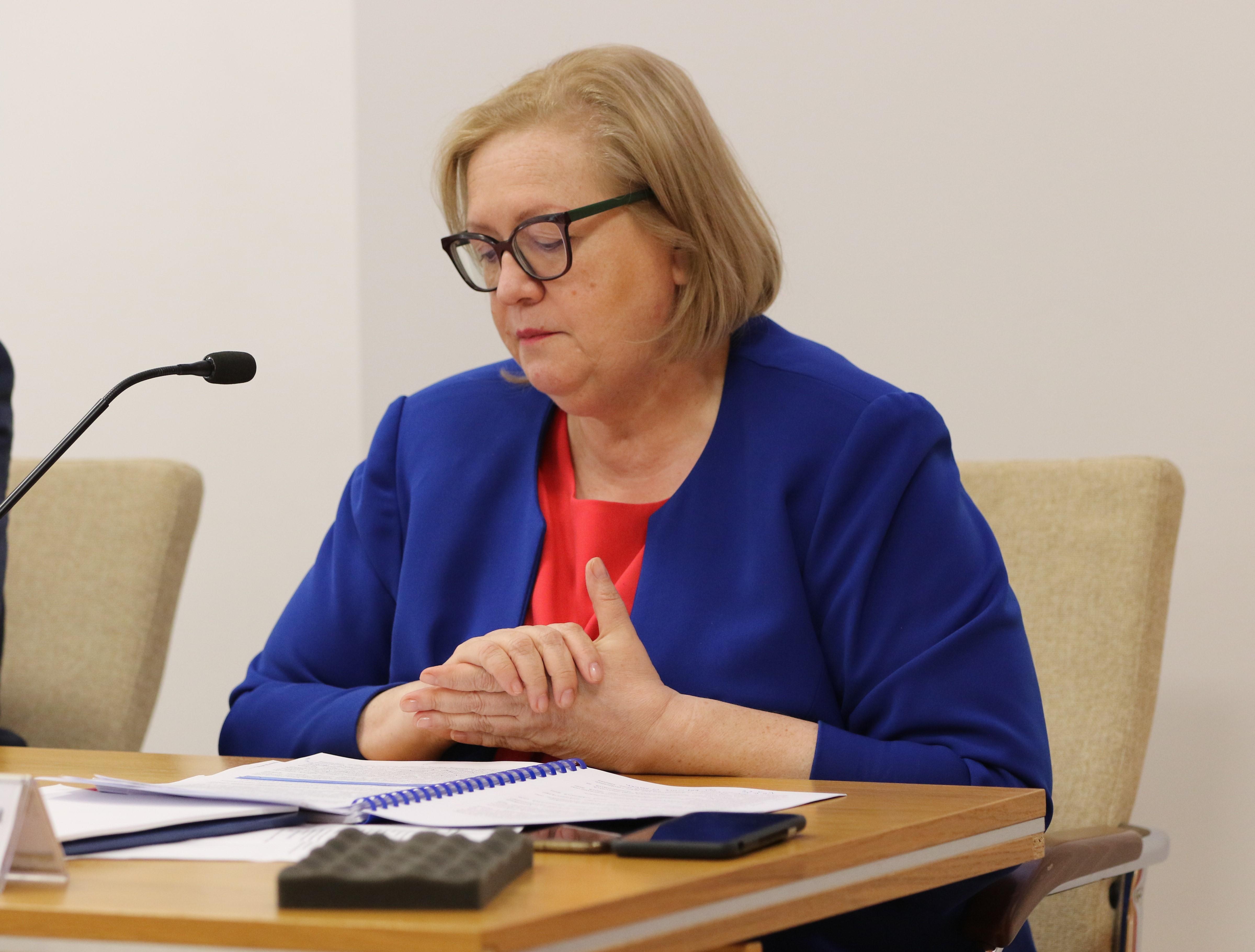 Sędzia Trybunału Stanu, Józef Zych, analizuje dokumenty podczas posiedzenia w sprawie immunitetu.