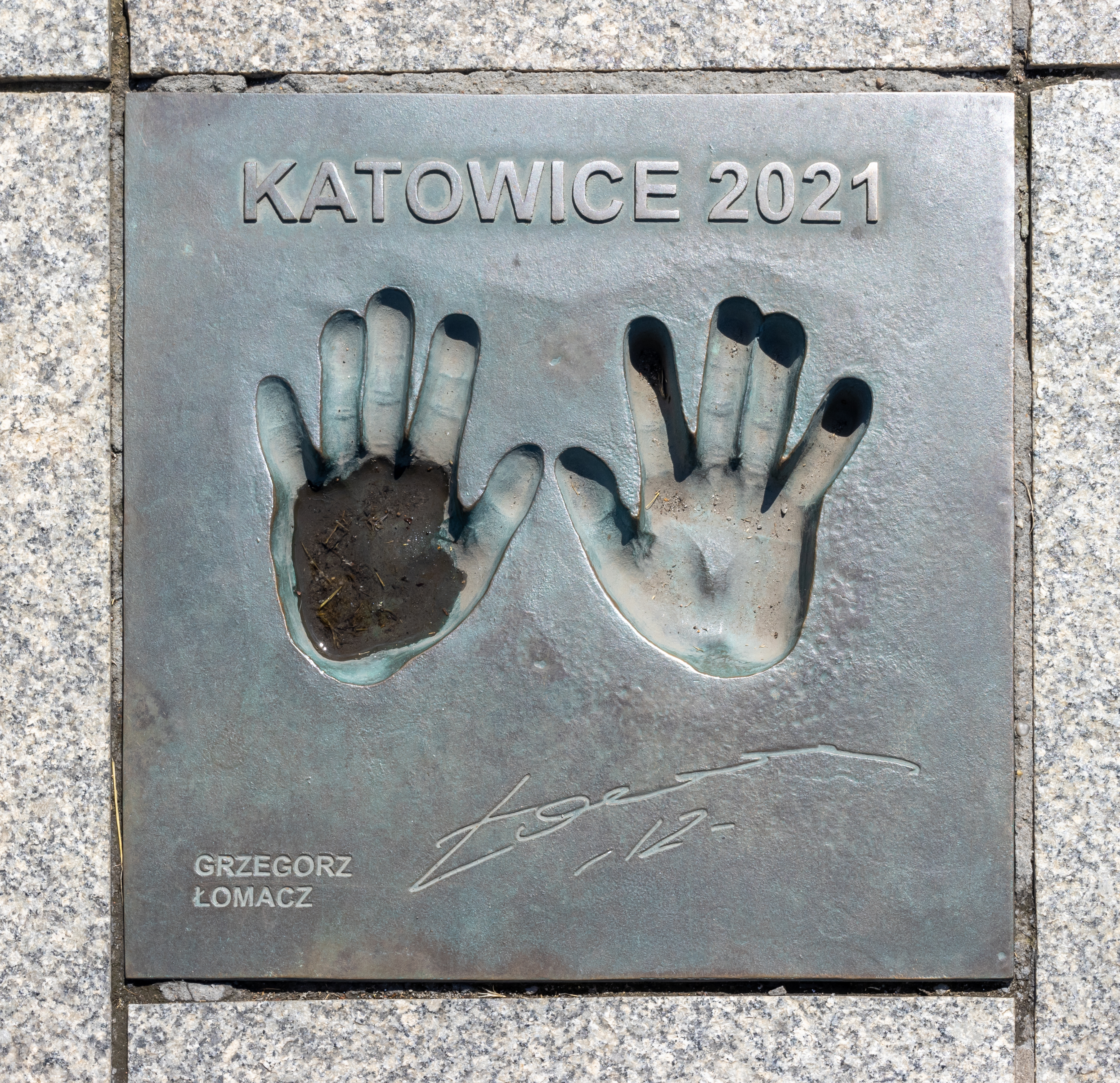 Grzegorz Łomacz - odlew dłoni z Katowic 2021, bohatera z Paryża.