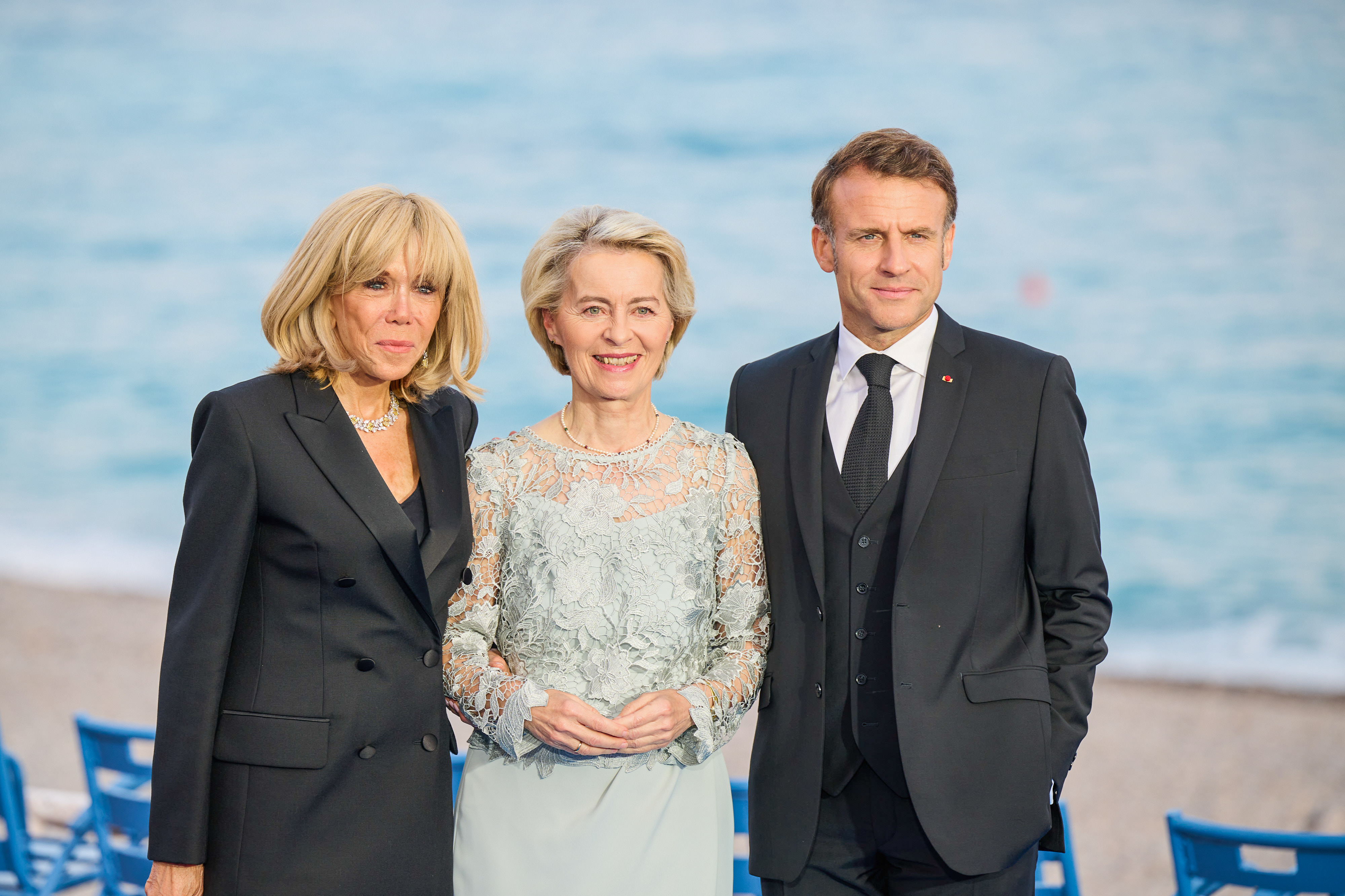 Emmanuel Macron i Ursula von der Leyen na tle morza, symbolizujący europejską politykę zagraniczną.