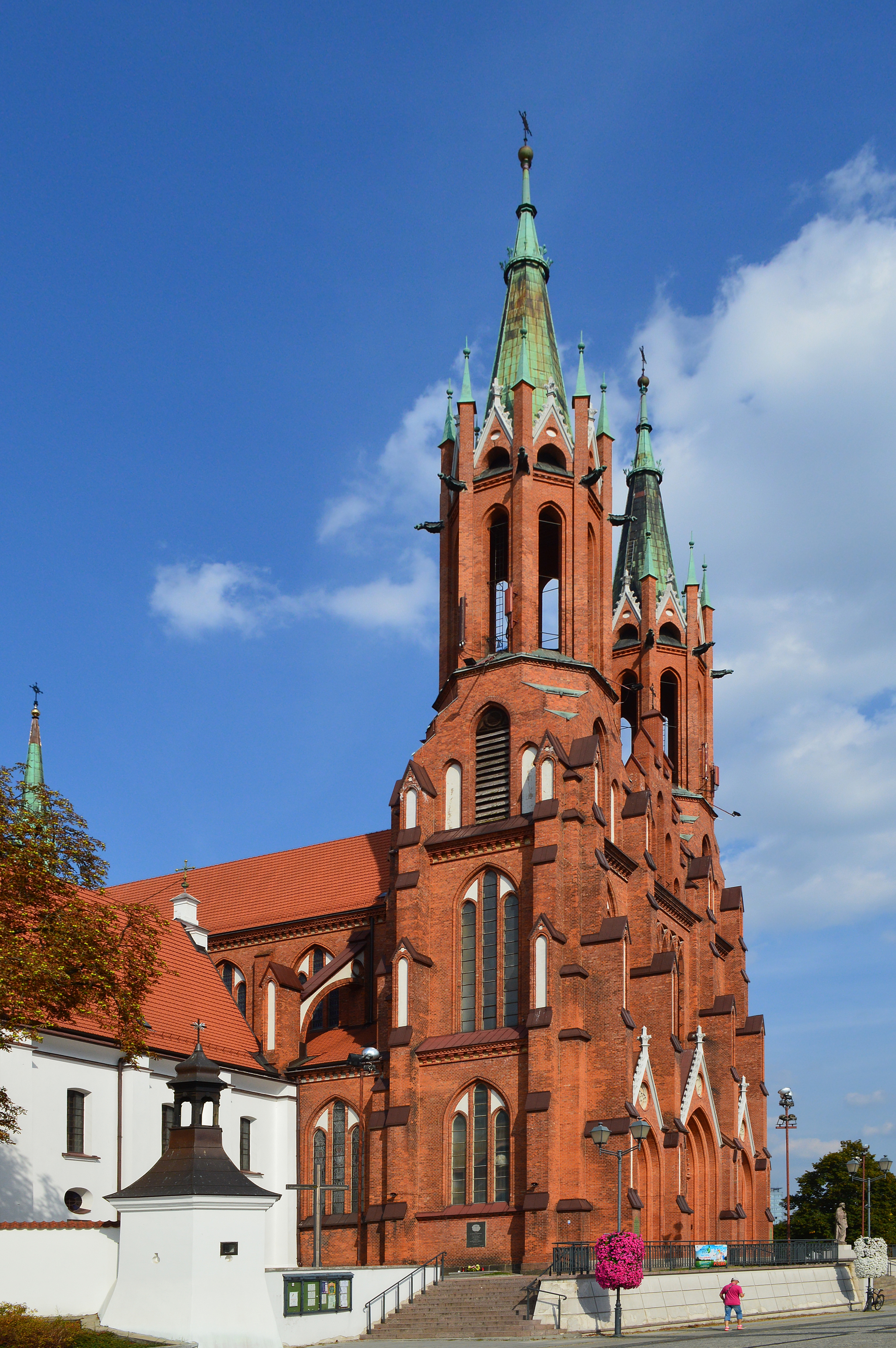 Kościół w Białymstoku na tle błękitnego nieba z chmurami, idealny na prognozę pogody.