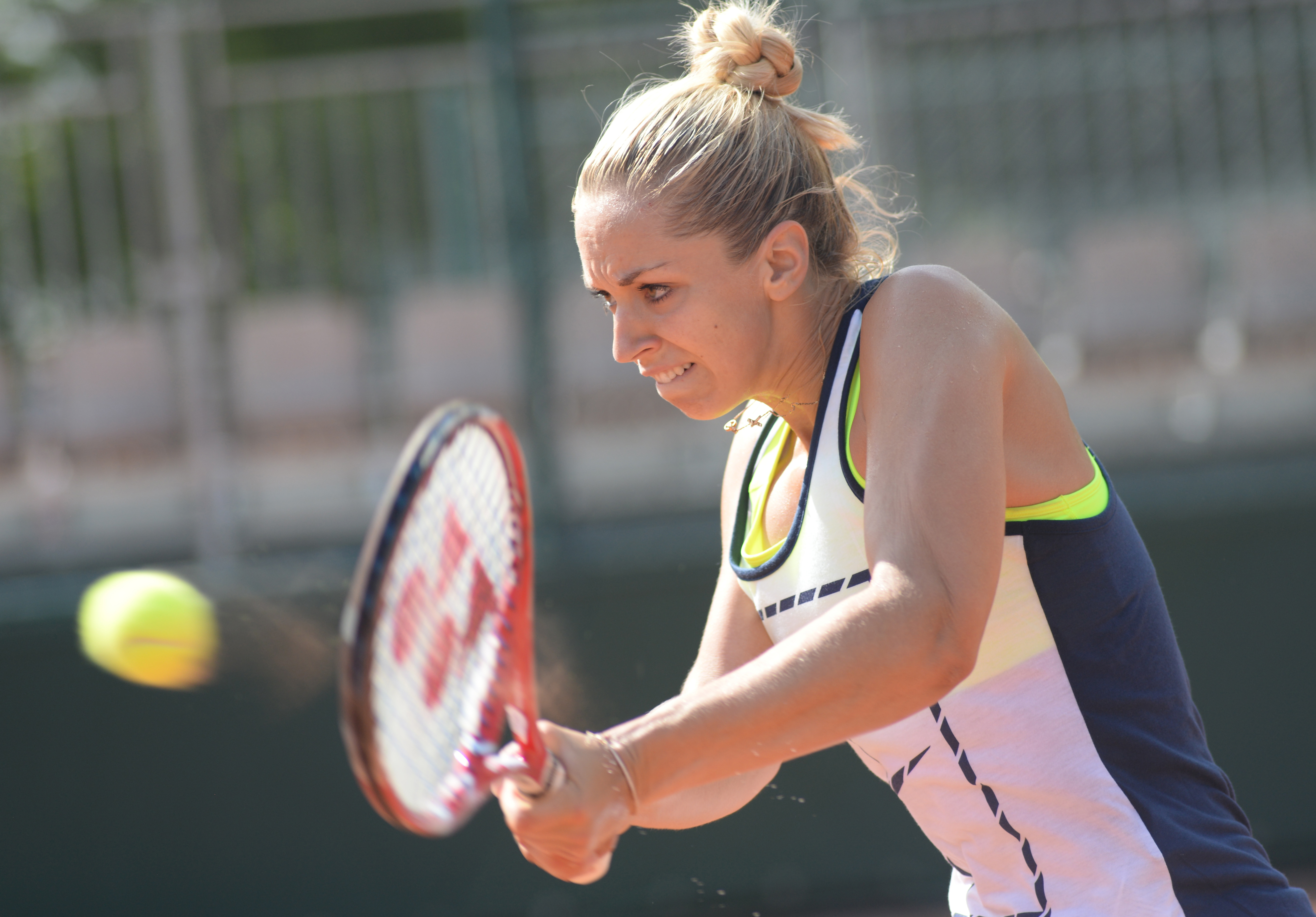 Sabine Lisicki, była tenisistka, w akcji na korcie, przygotowująca się do uderzenia.