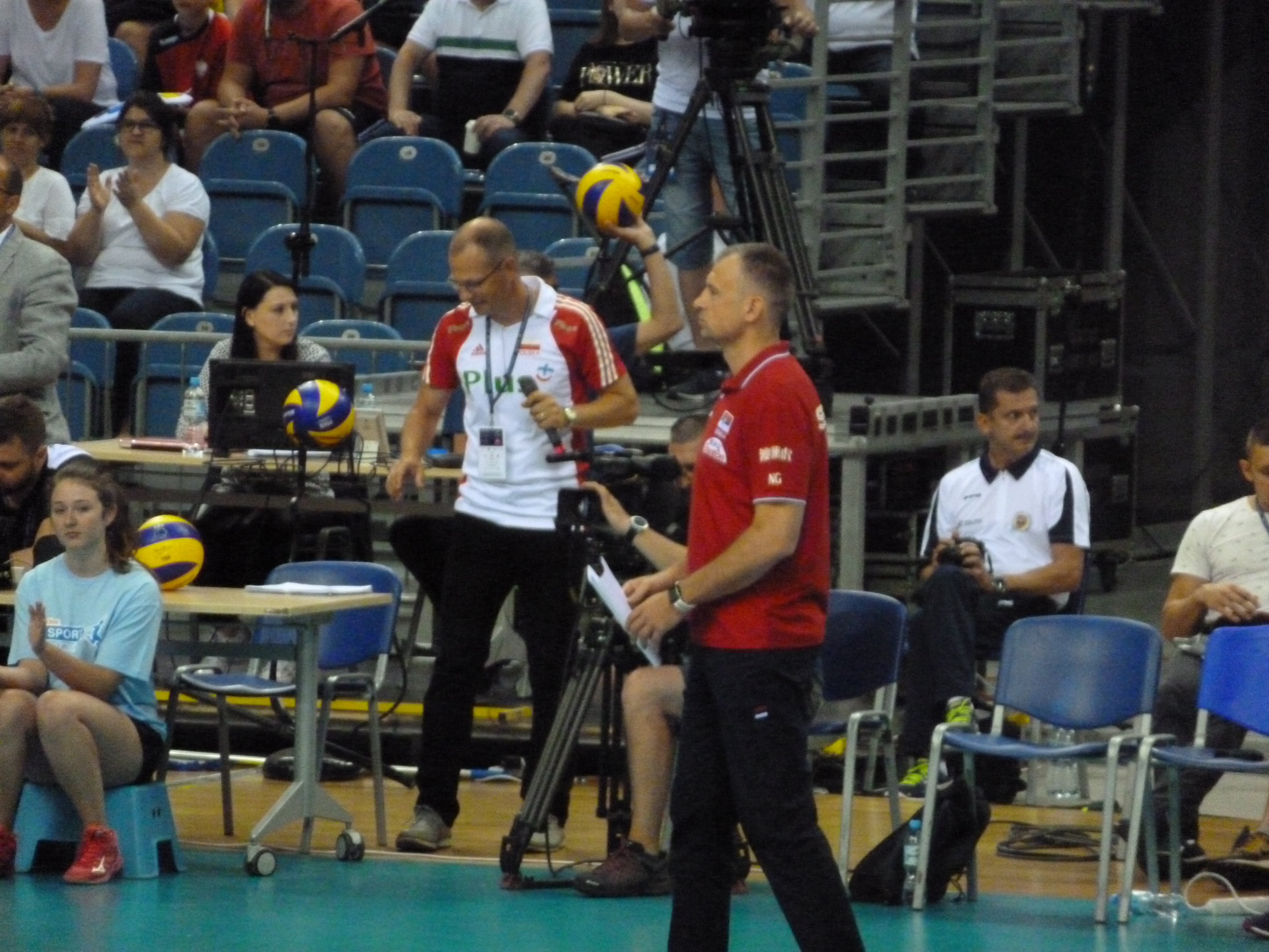 Nikola Grbić, trener reprezentacji Polski w siatkówce, mówi do drużyny podczas meczu.