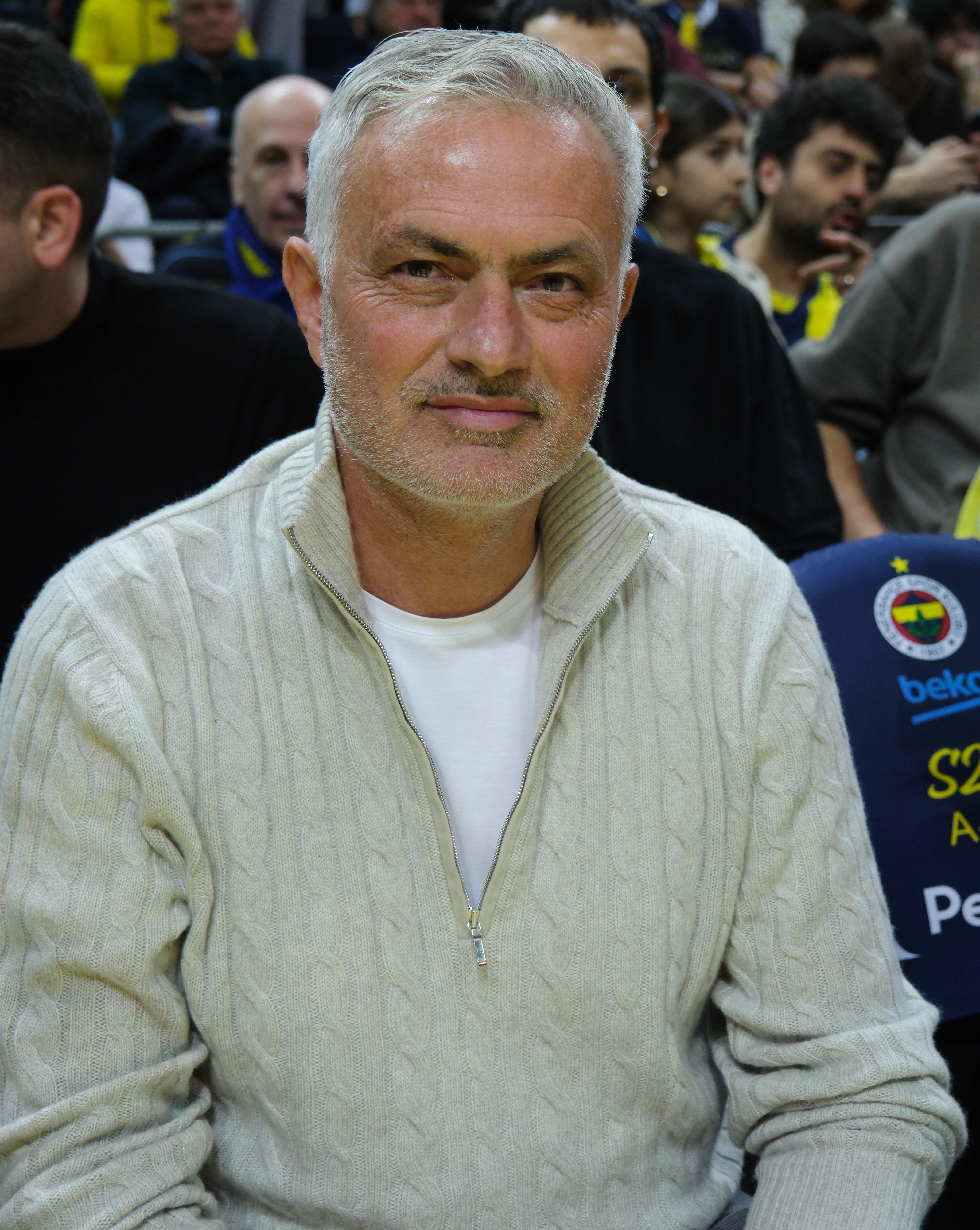 Jose Mourinho w beżowym swetrze, kluczowa postać w powrocie "The Special One" do Benfici.